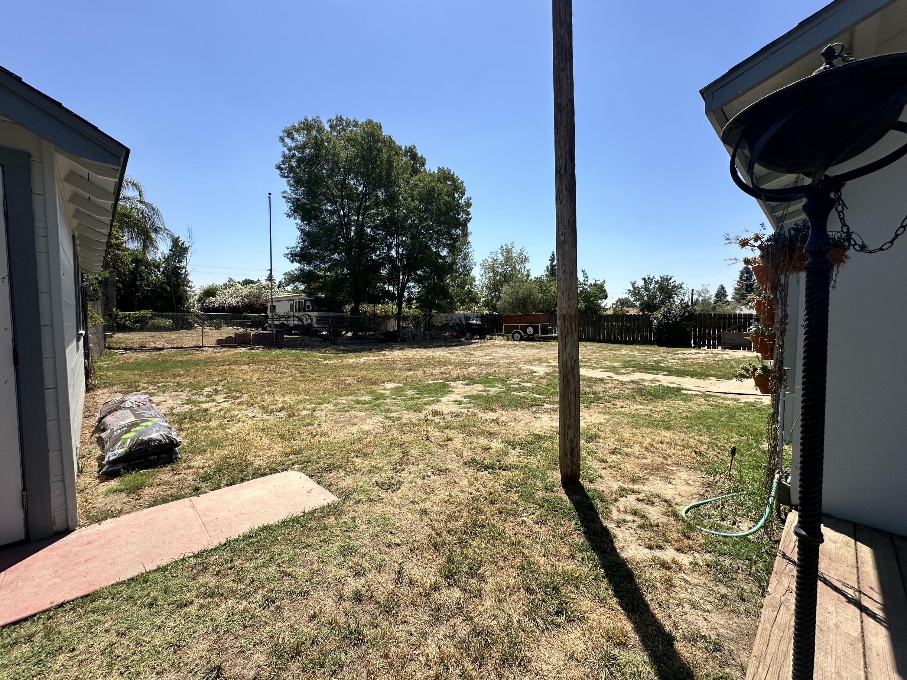 933 E Cross Ave, Tulare, CA 93274