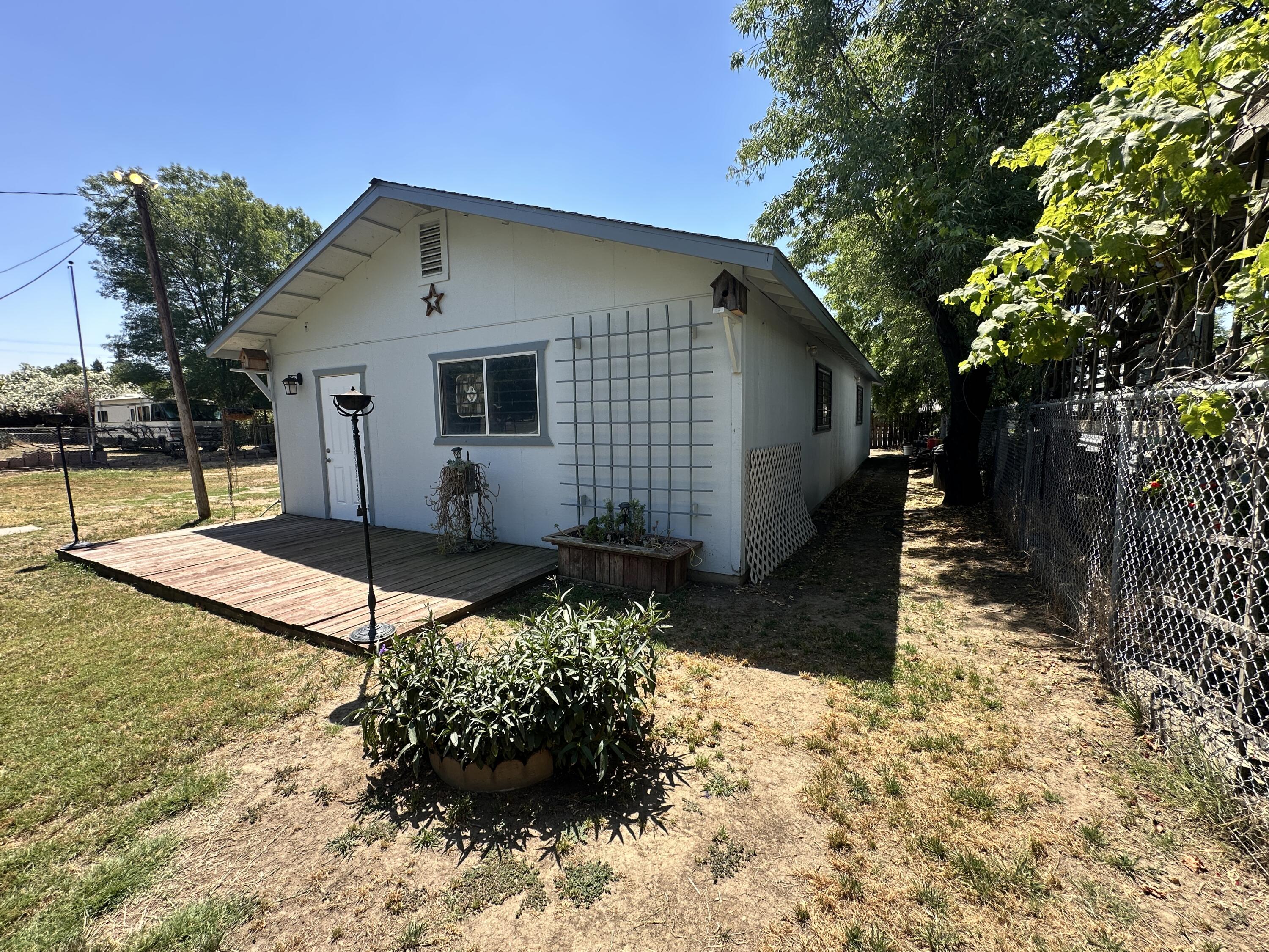 933 E Cross Ave, Tulare, CA 93274