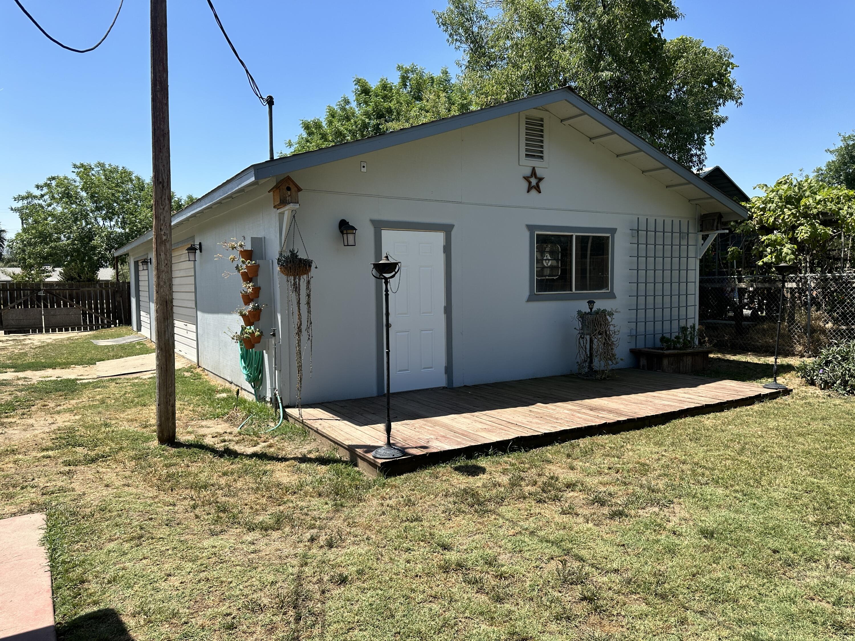 933 E Cross Ave, Tulare, CA 93274