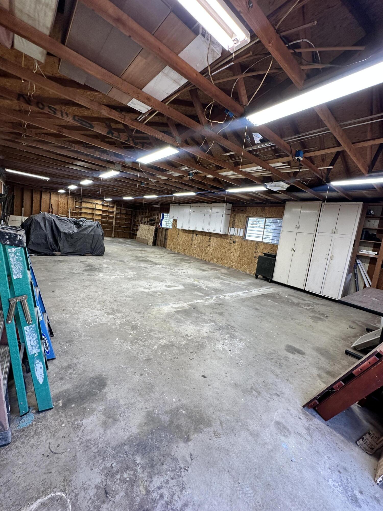 933 E Cross Ave, Tulare, CA 93274