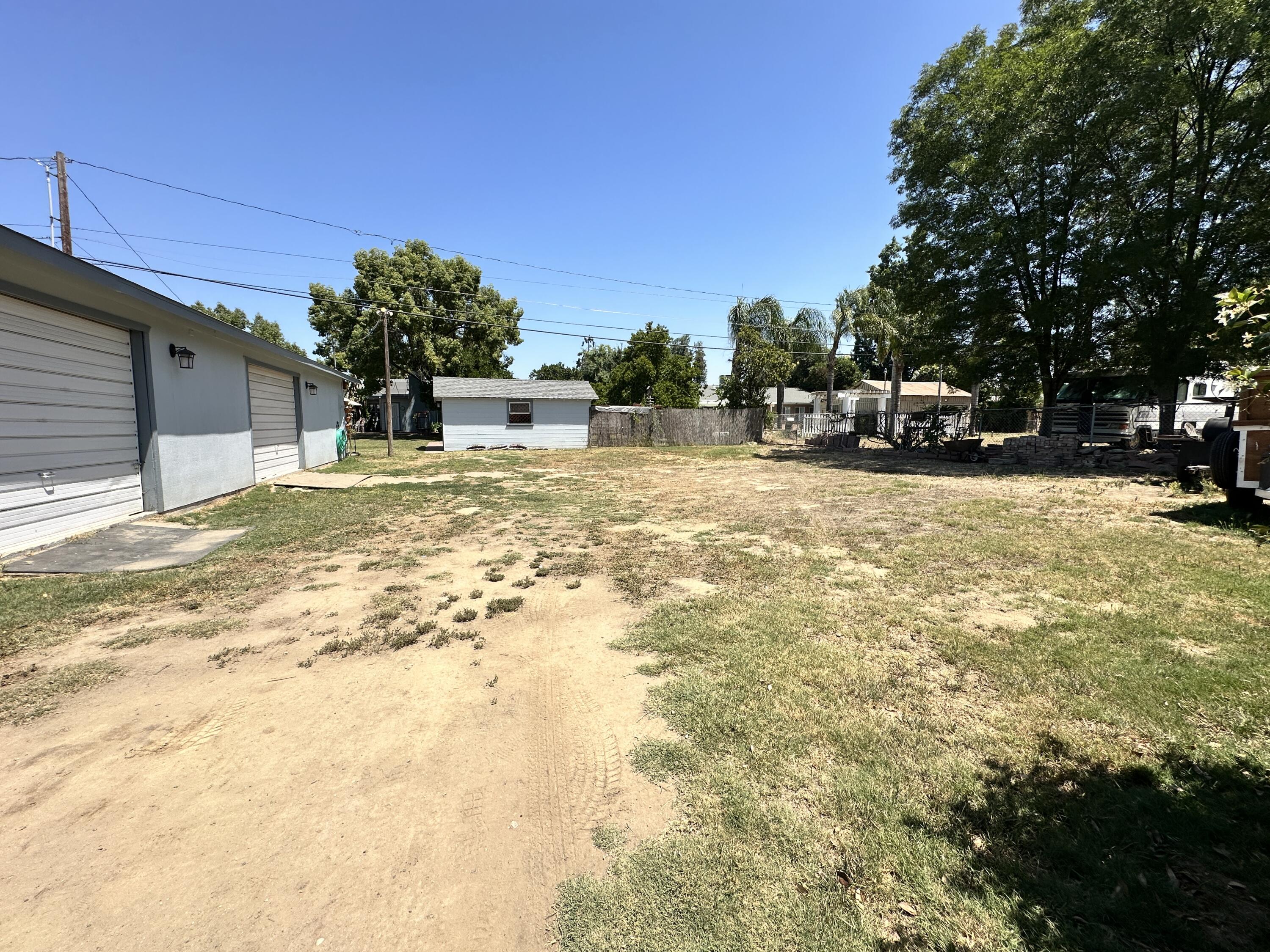 933 E Cross Ave, Tulare, CA 93274