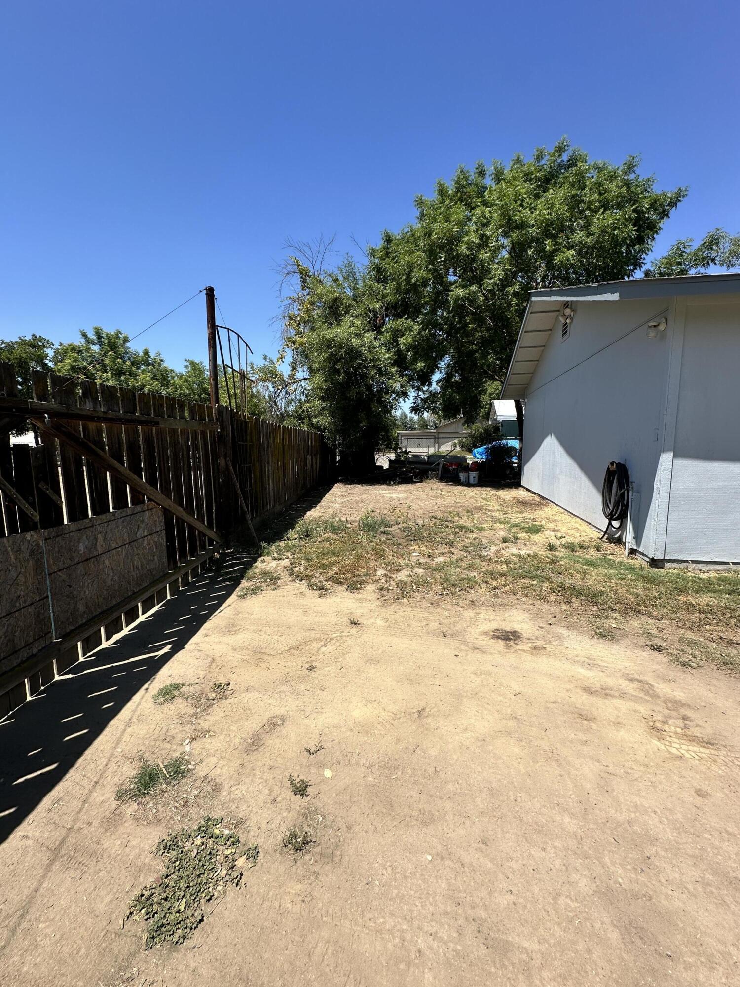 933 E Cross Ave, Tulare, CA 93274