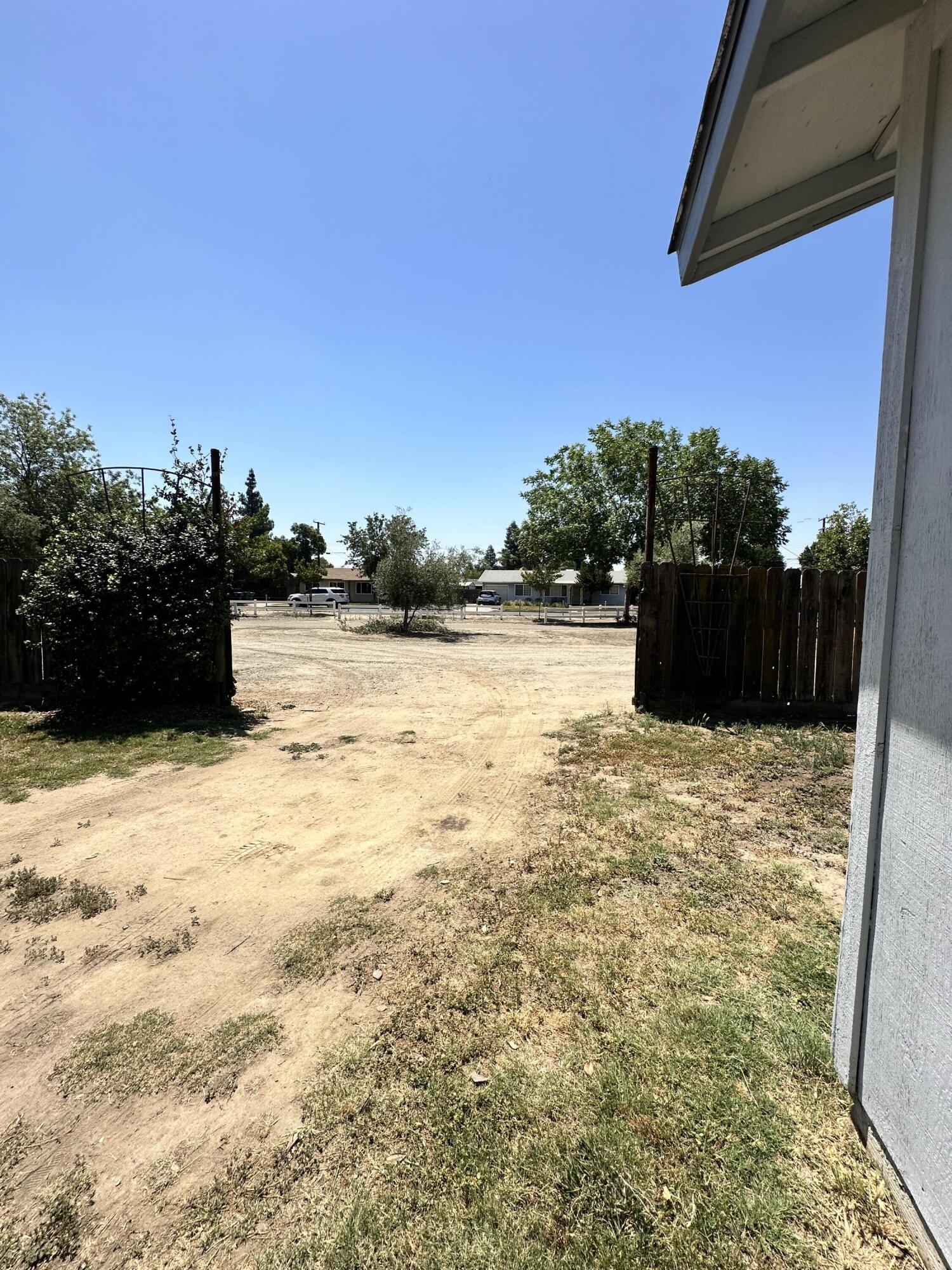 933 E Cross Ave, Tulare, CA 93274
