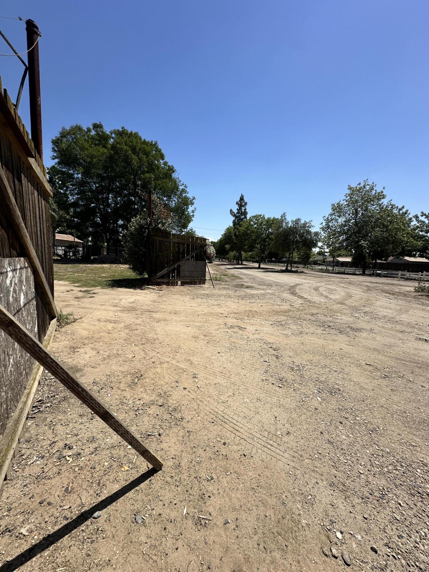 933 E Cross Ave, Tulare, CA 93274