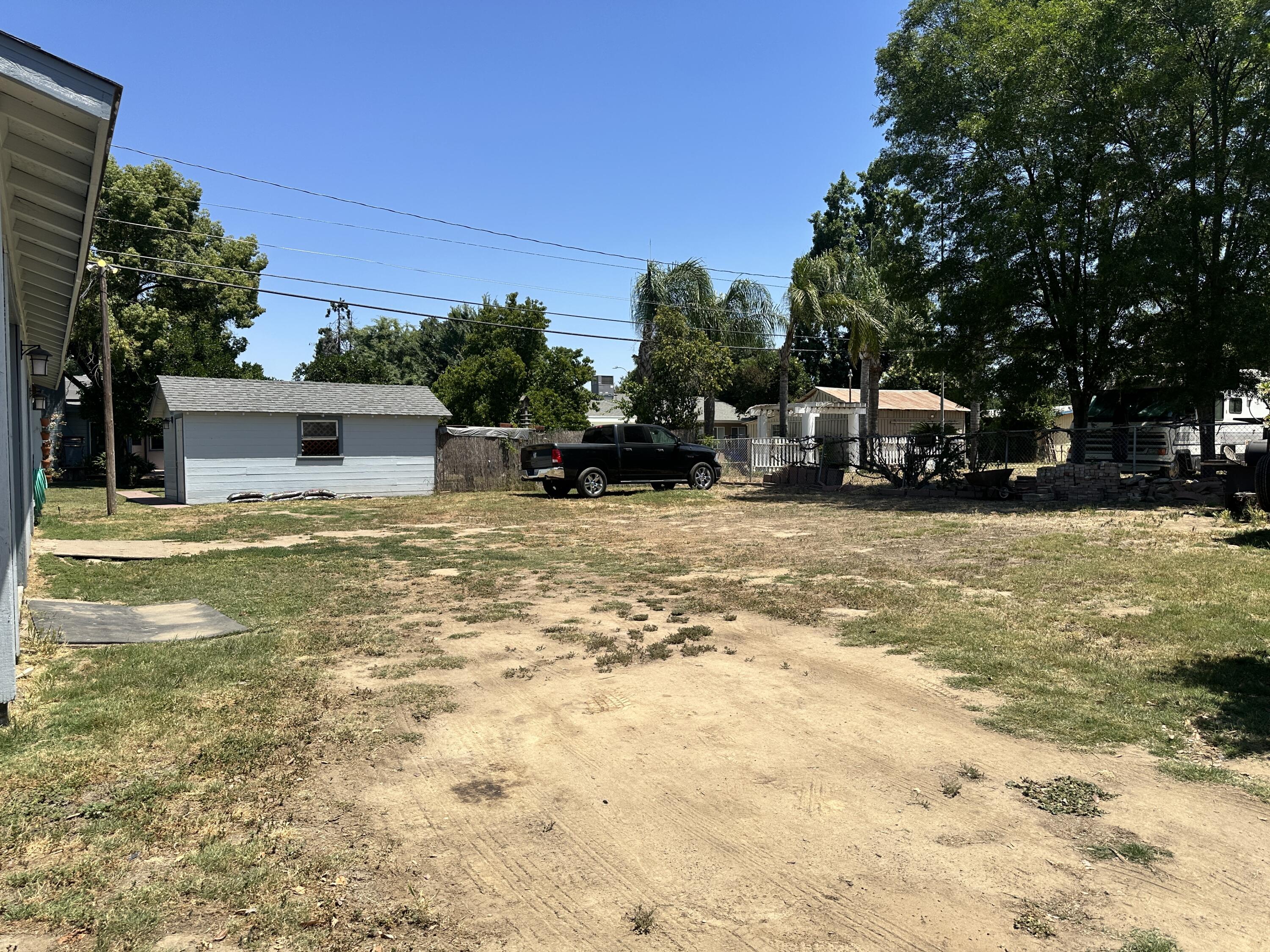 933 E Cross Ave, Tulare, CA 93274