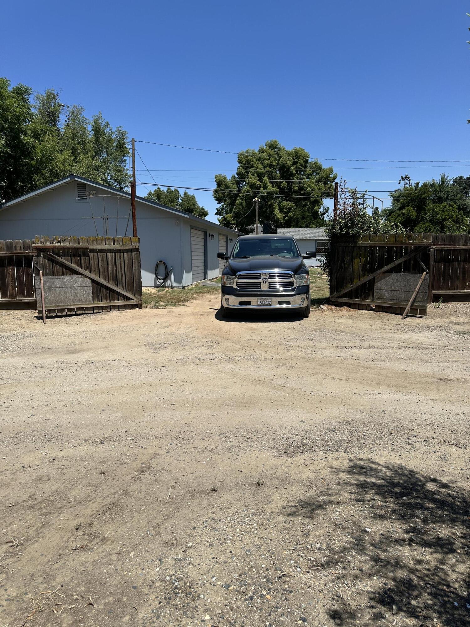 933 E Cross Ave, Tulare, CA 93274
