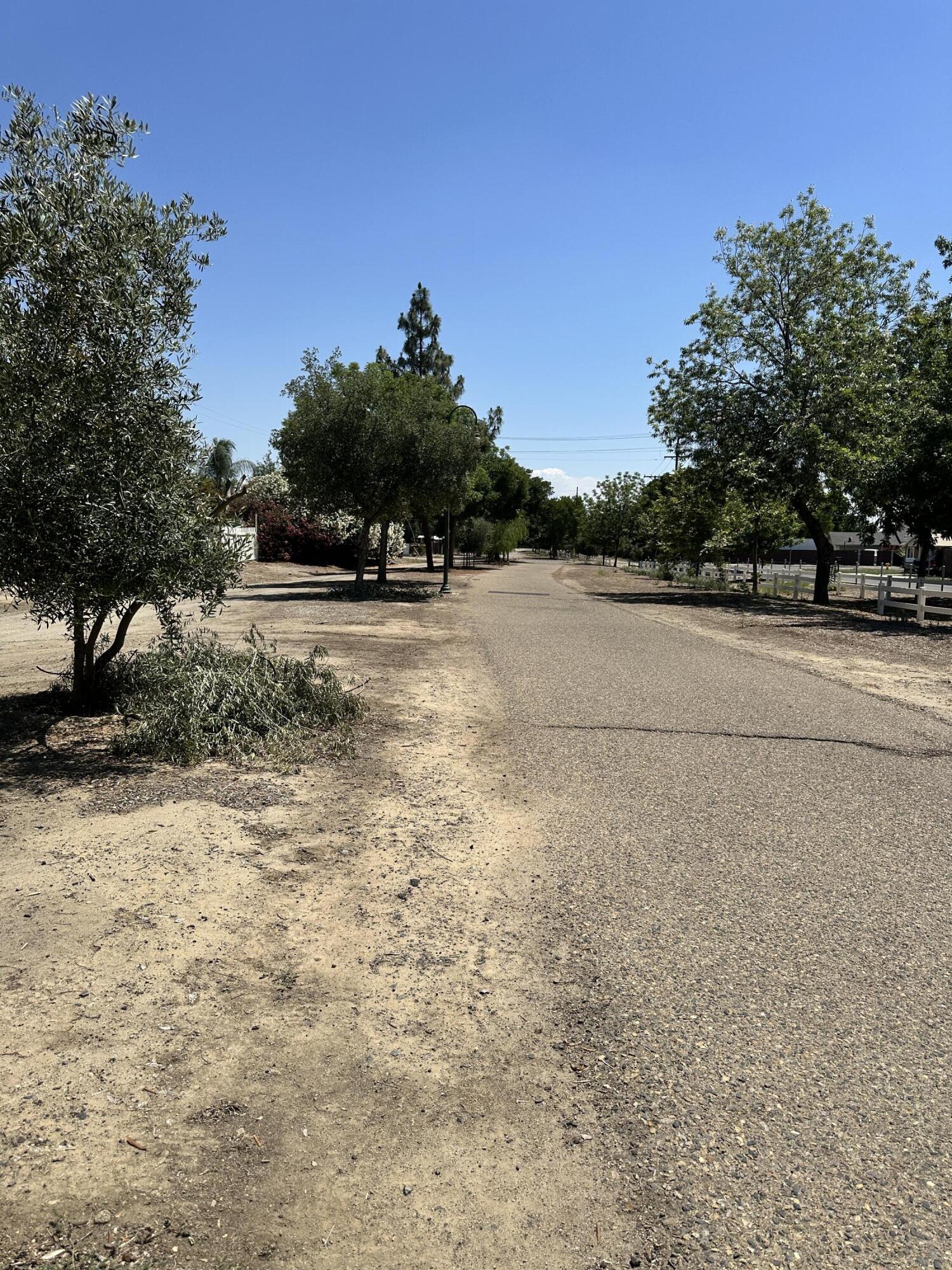 933 E Cross Ave, Tulare, CA 93274