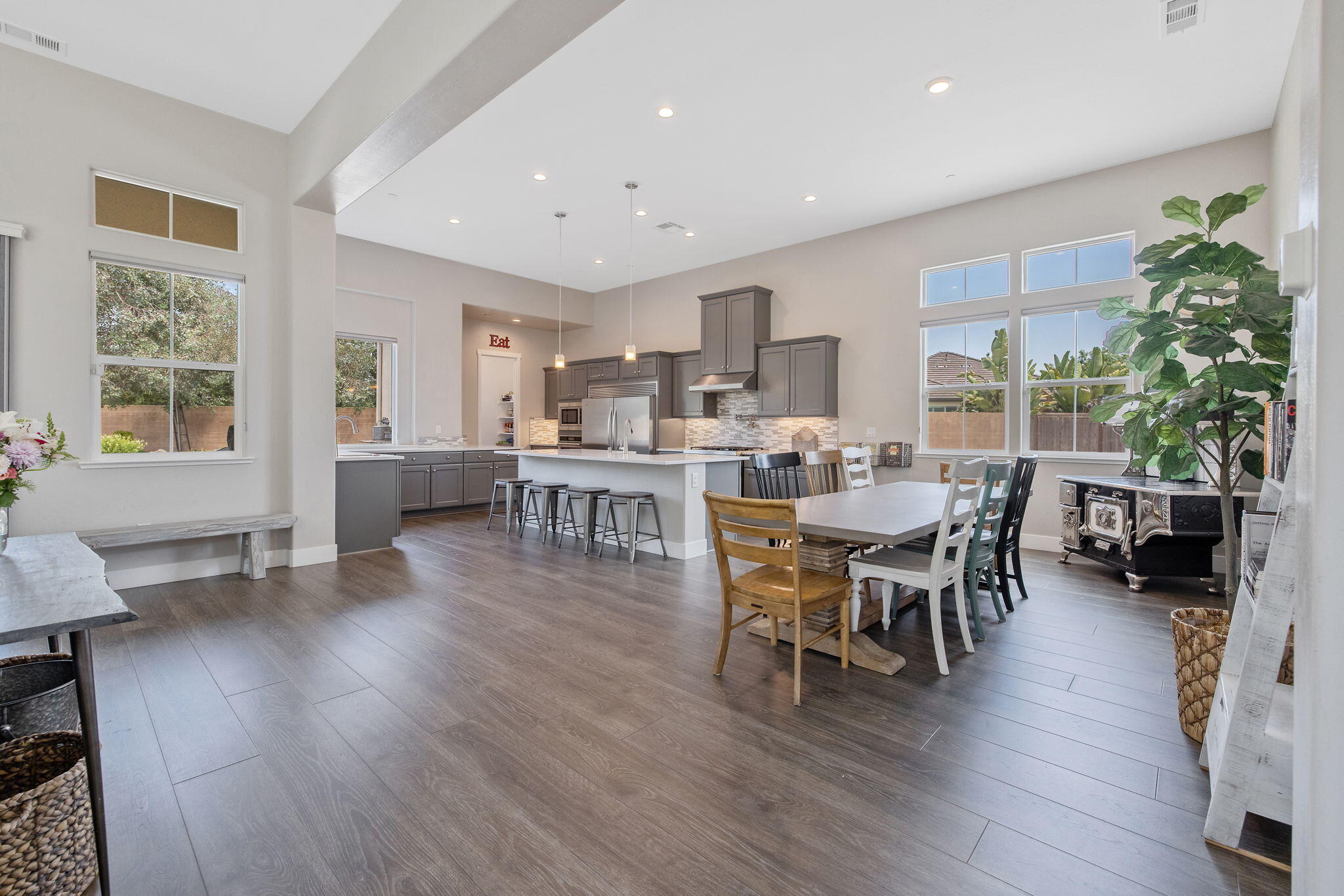 3500 W Lark Ave, Visalia, CA 93291