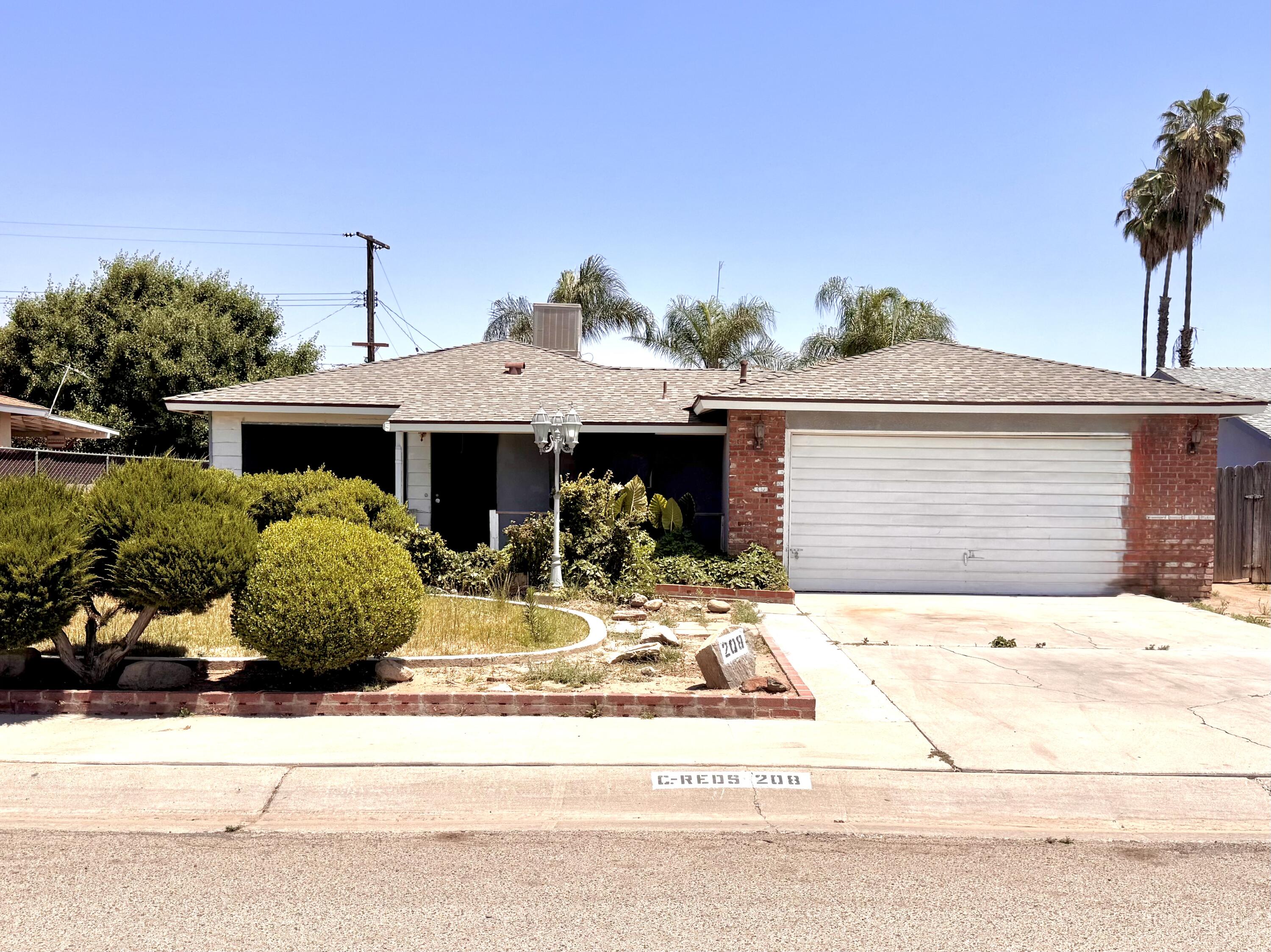 208 N Lombardi St, Porterville, CA 93257
