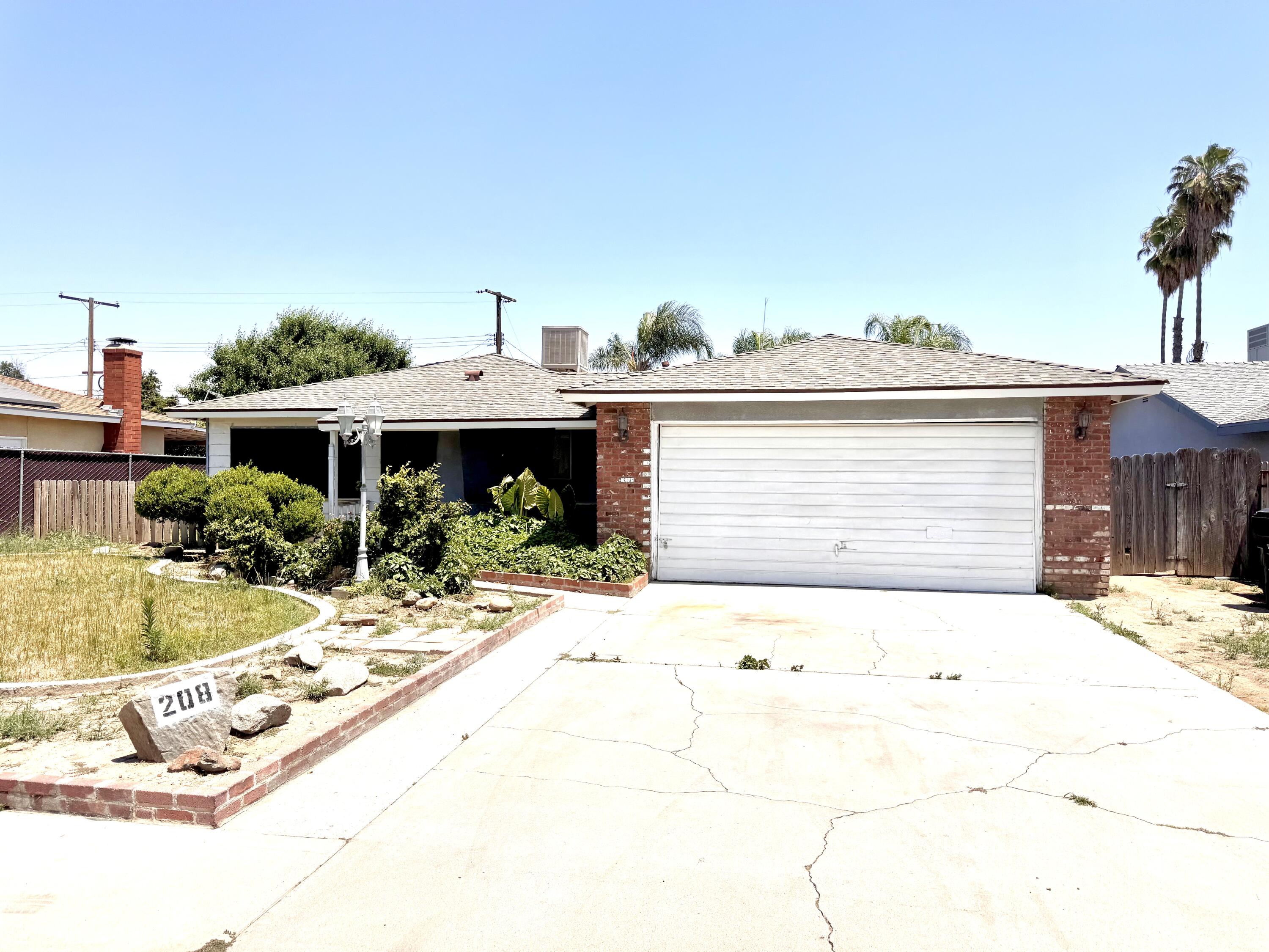 208 N Lombardi St, Porterville, CA 93257