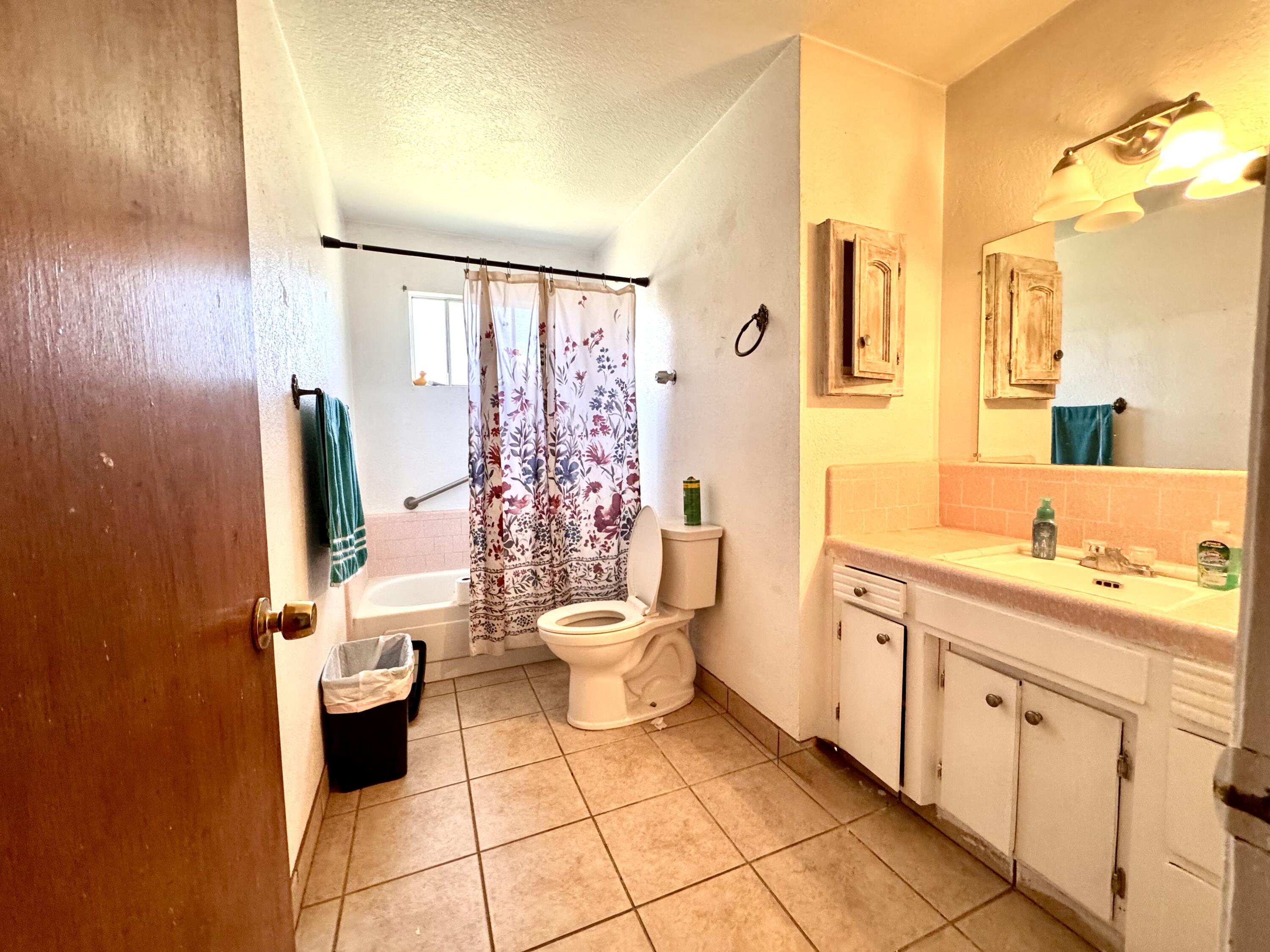 208 N Lombardi St, Porterville, CA 93257