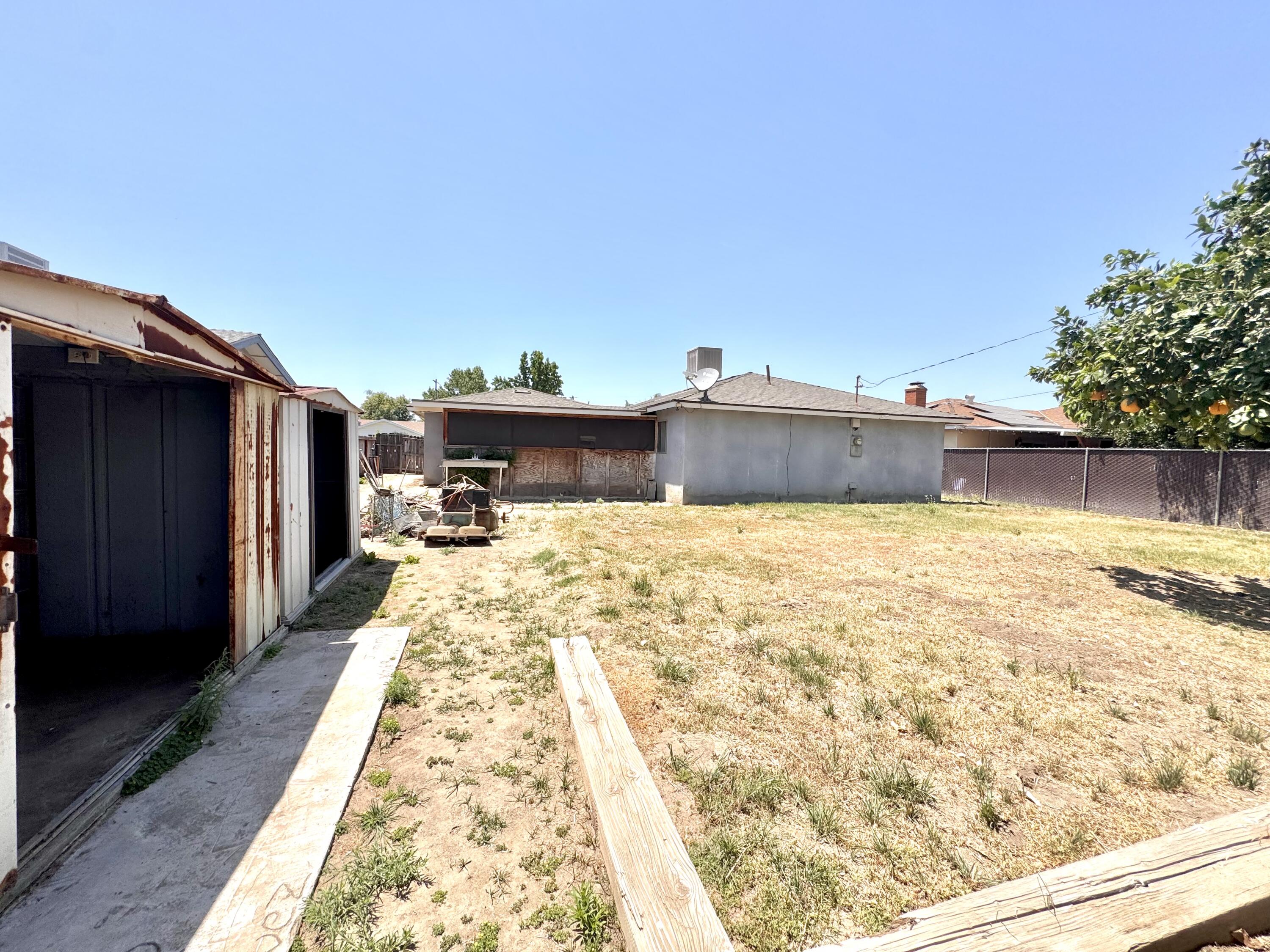 208 N Lombardi St, Porterville, CA 93257