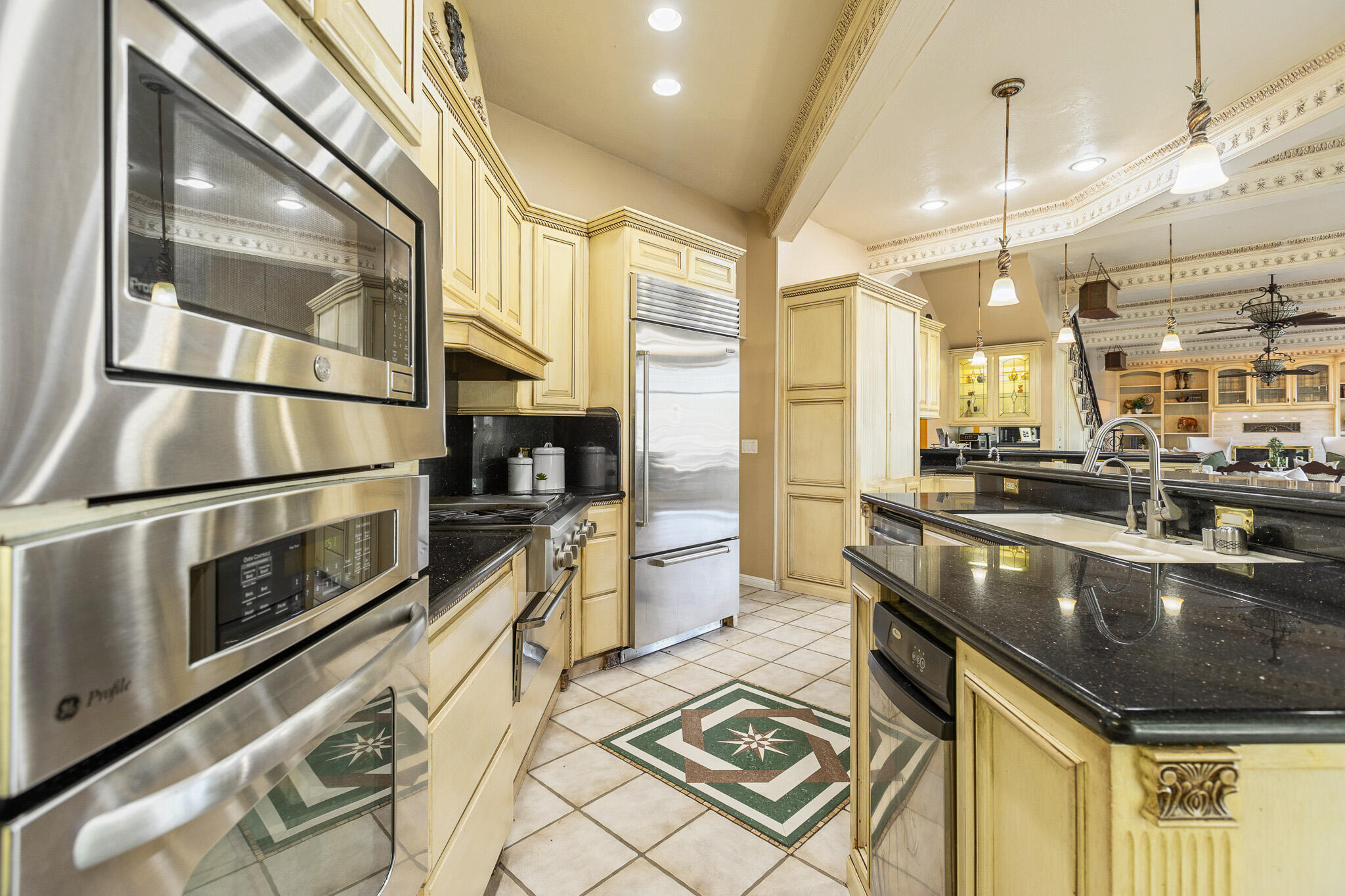 1617 N Aspen Ct, Visalia, CA 93291