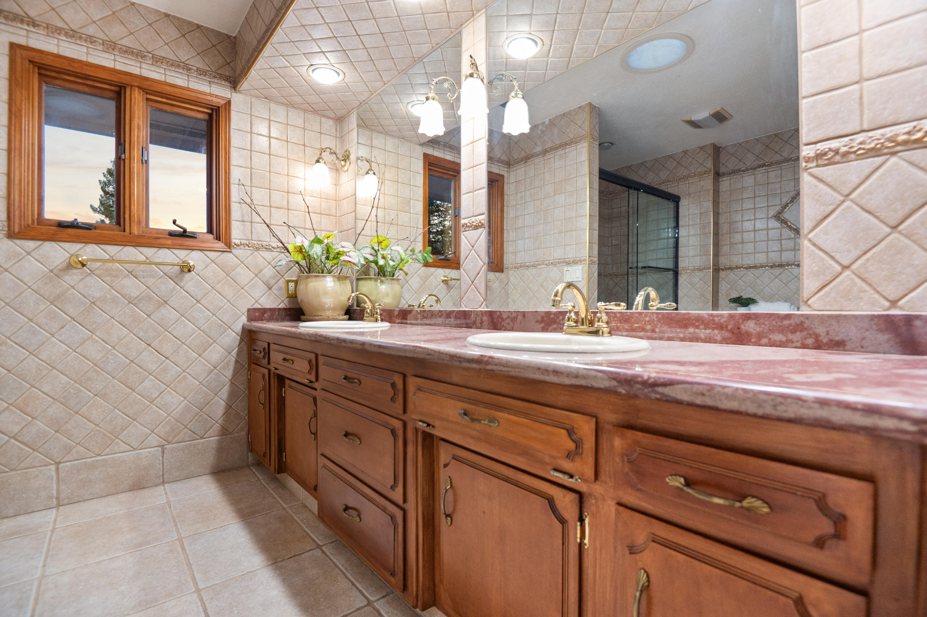 1617 N Aspen Ct, Visalia, CA 93291
