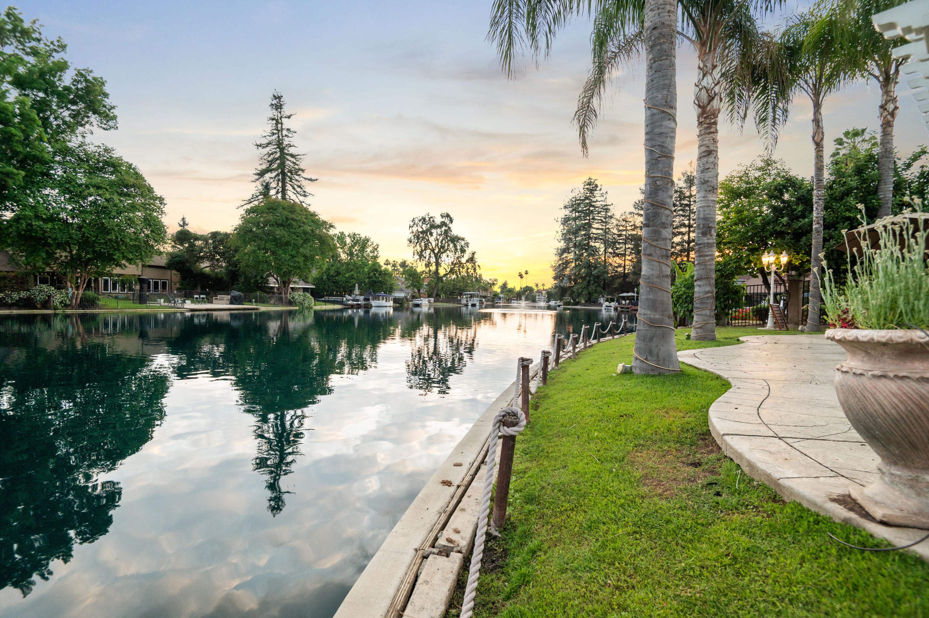 1617 N Aspen Ct, Visalia, CA 93291