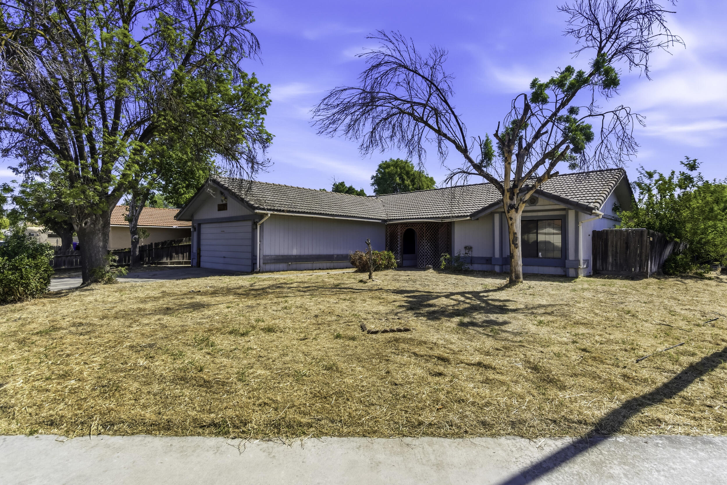166 N Lyndsay Way, Dinuba, CA 93618