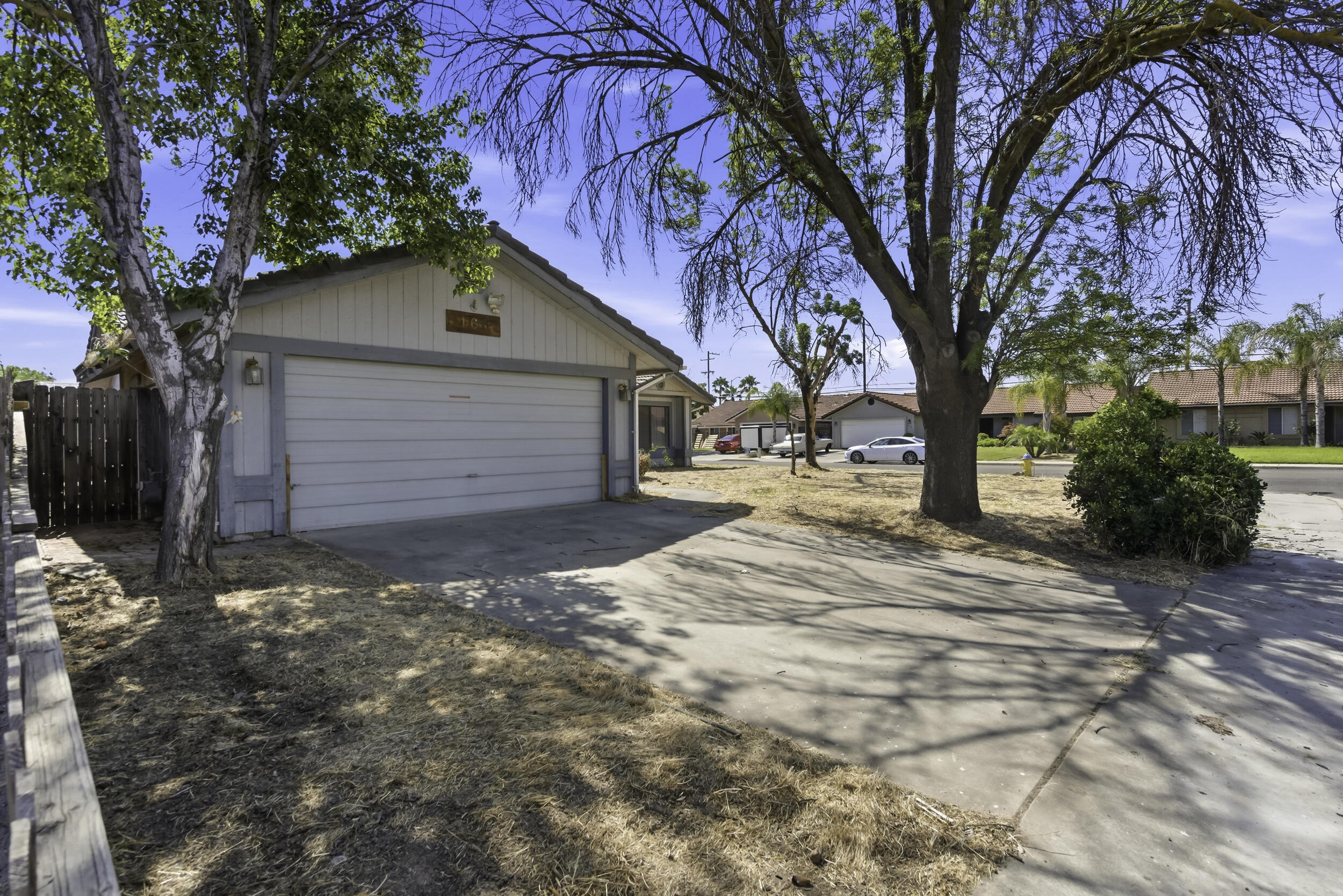 166 N Lyndsay Way, Dinuba, CA 93618