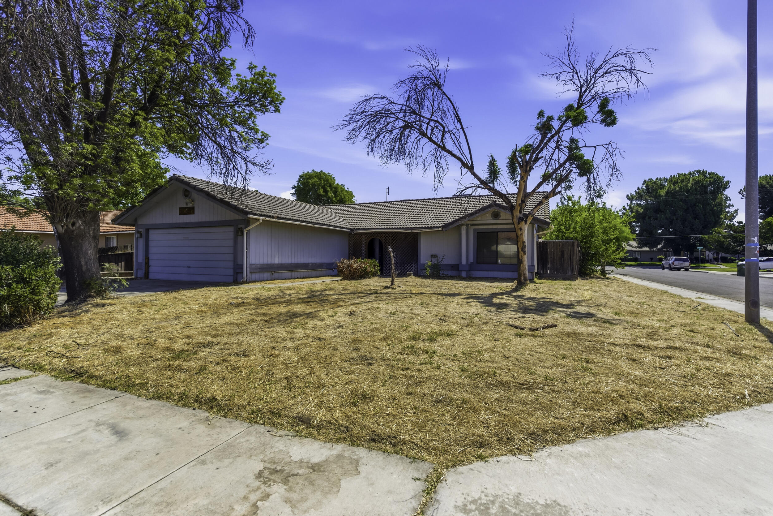 166 N Lyndsay Way, Dinuba, CA 93618