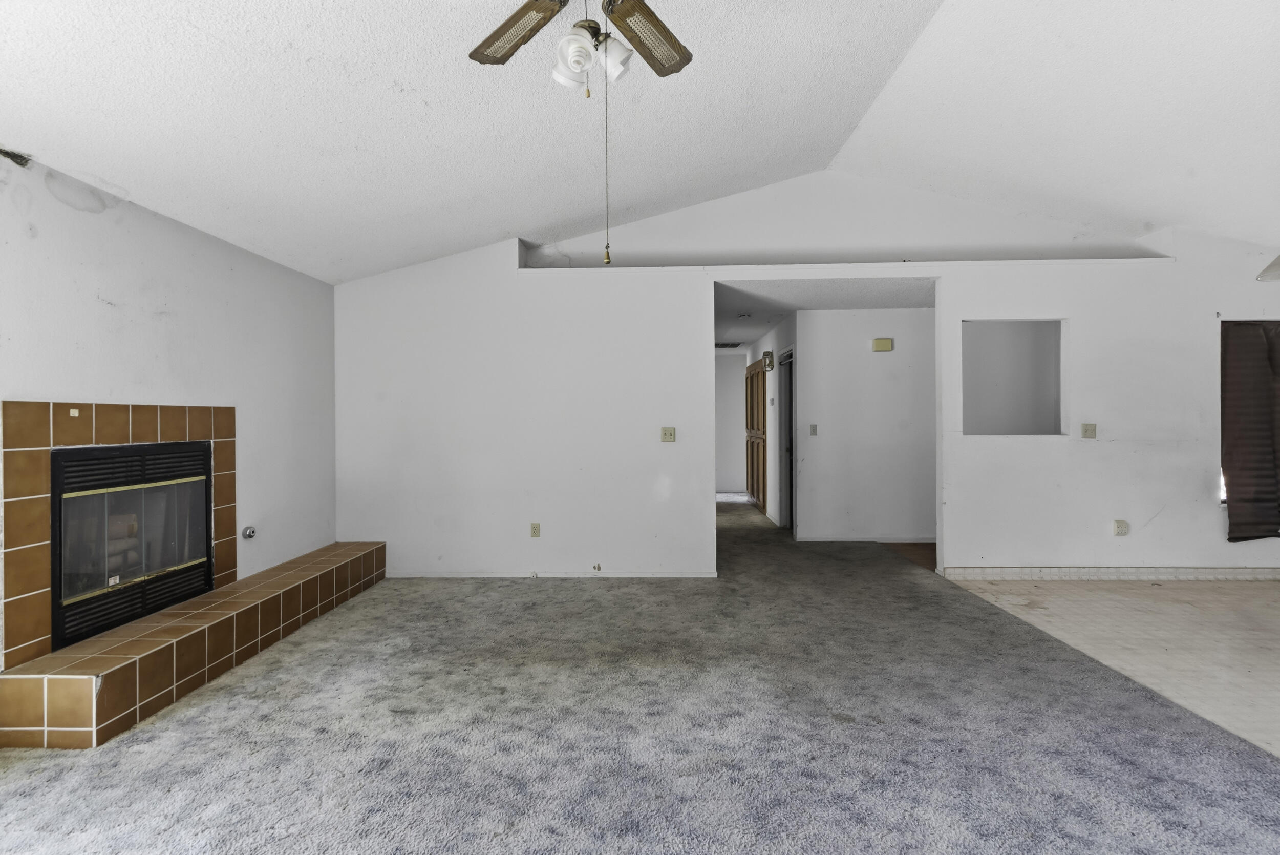 166 N Lyndsay Way, Dinuba, CA 93618