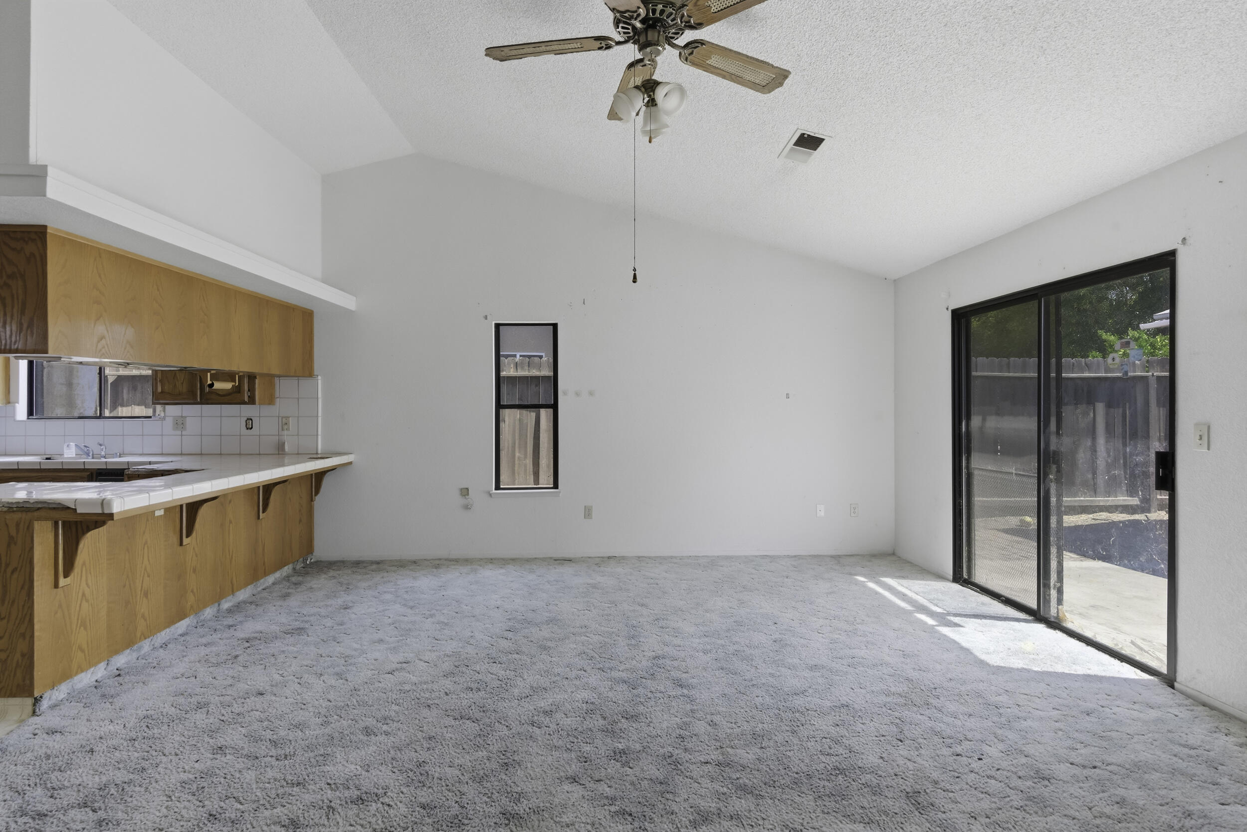 166 N Lyndsay Way, Dinuba, CA 93618