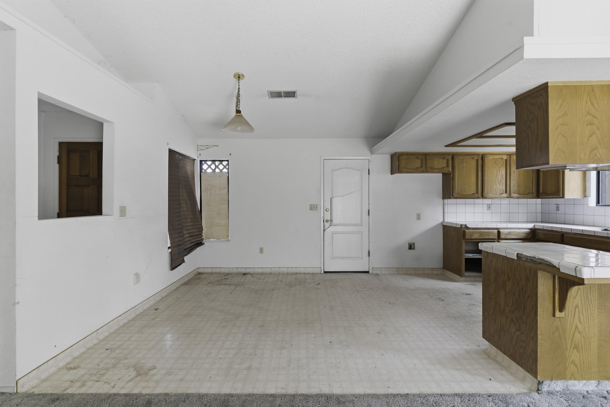 166 N Lyndsay Way, Dinuba, CA 93618