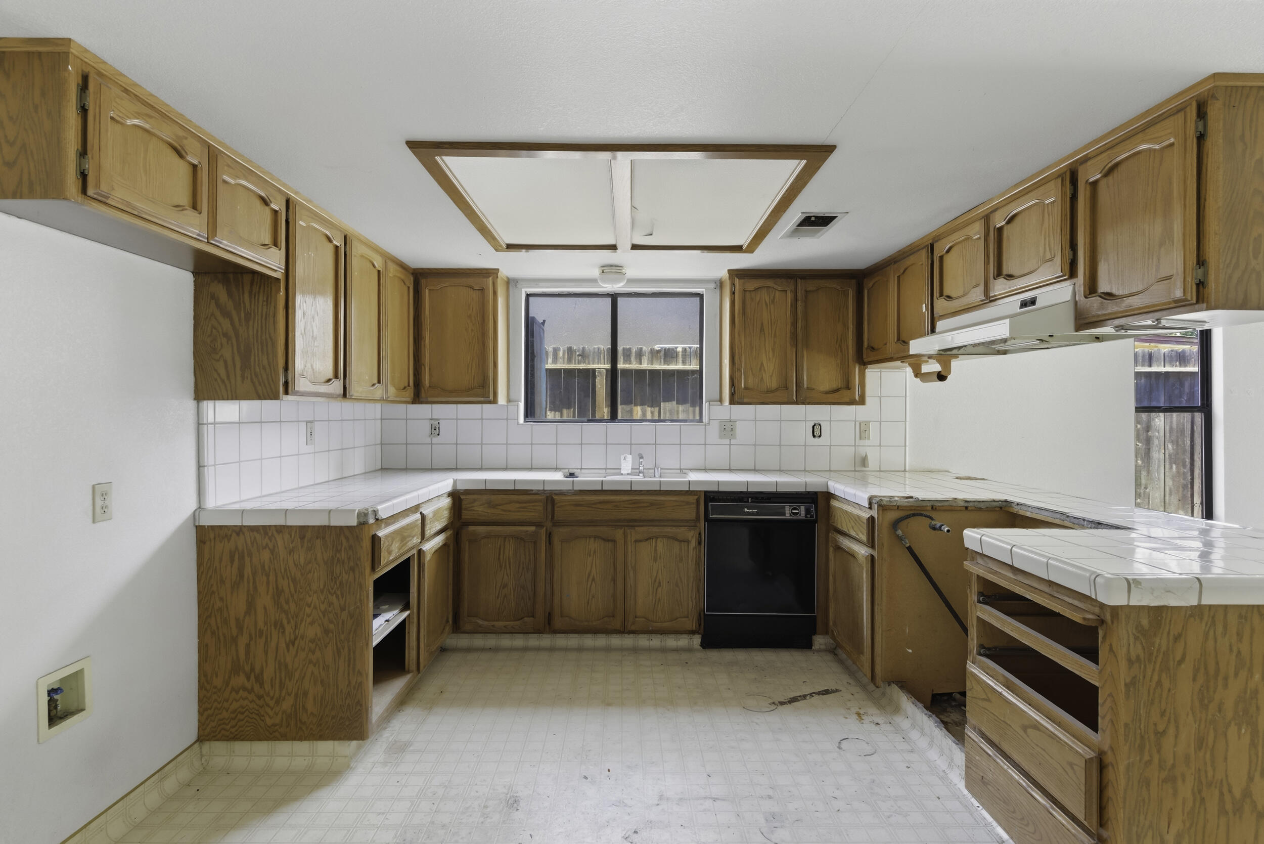 166 N Lyndsay Way, Dinuba, CA 93618