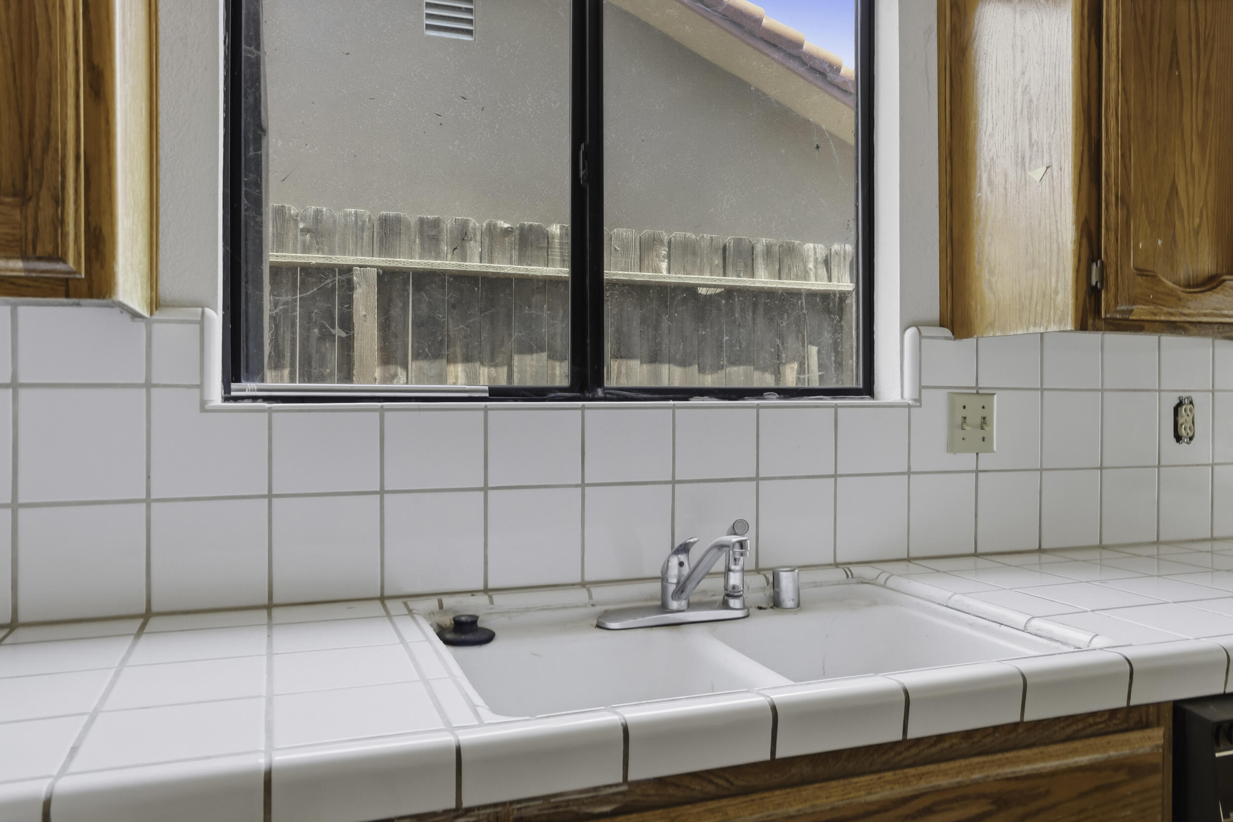 166 N Lyndsay Way, Dinuba, CA 93618