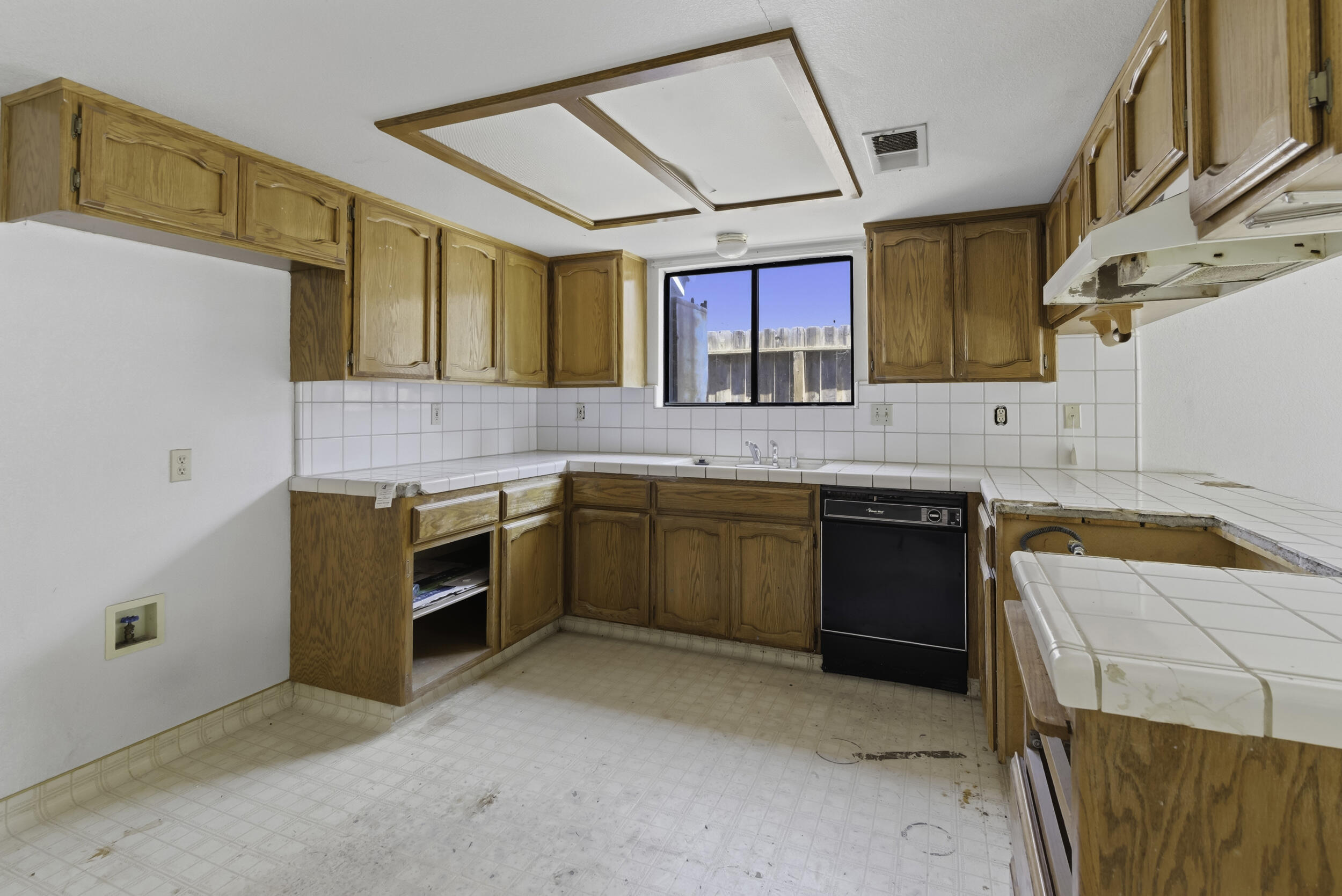 166 N Lyndsay Way, Dinuba, CA 93618