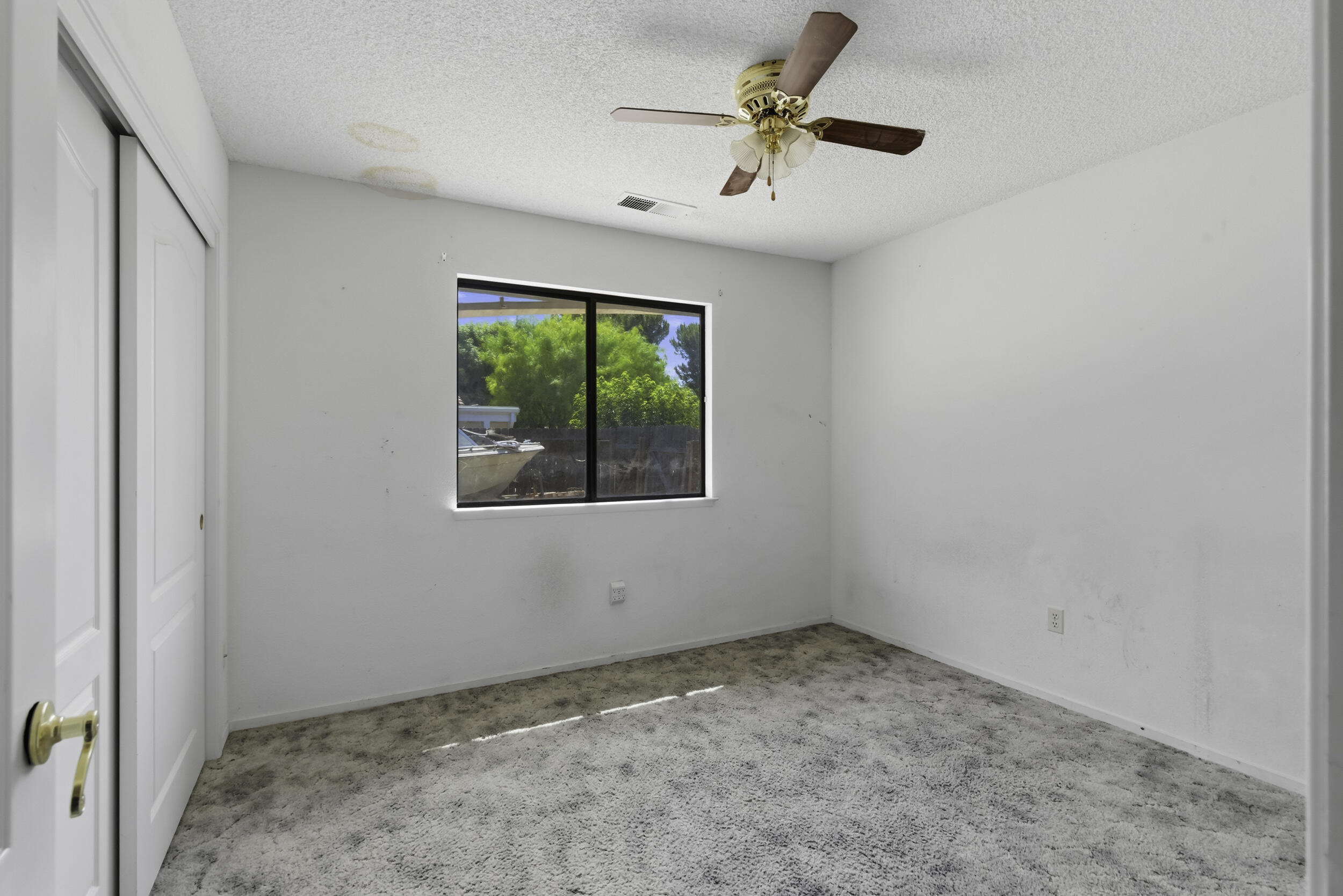 166 N Lyndsay Way, Dinuba, CA 93618