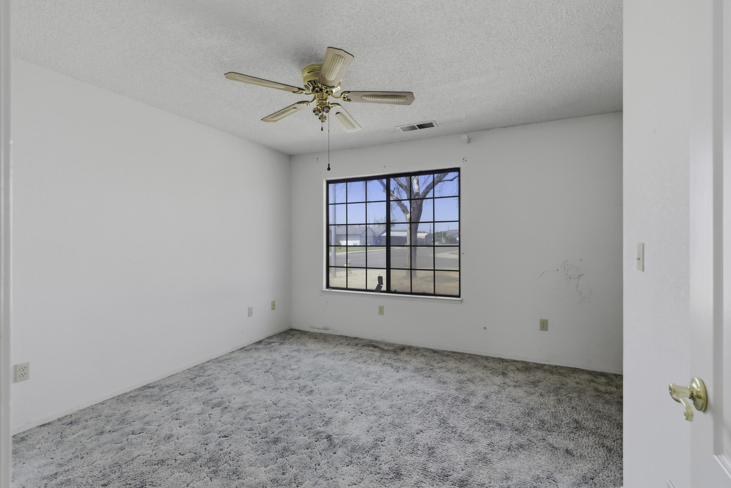 166 N Lyndsay Way, Dinuba, CA 93618