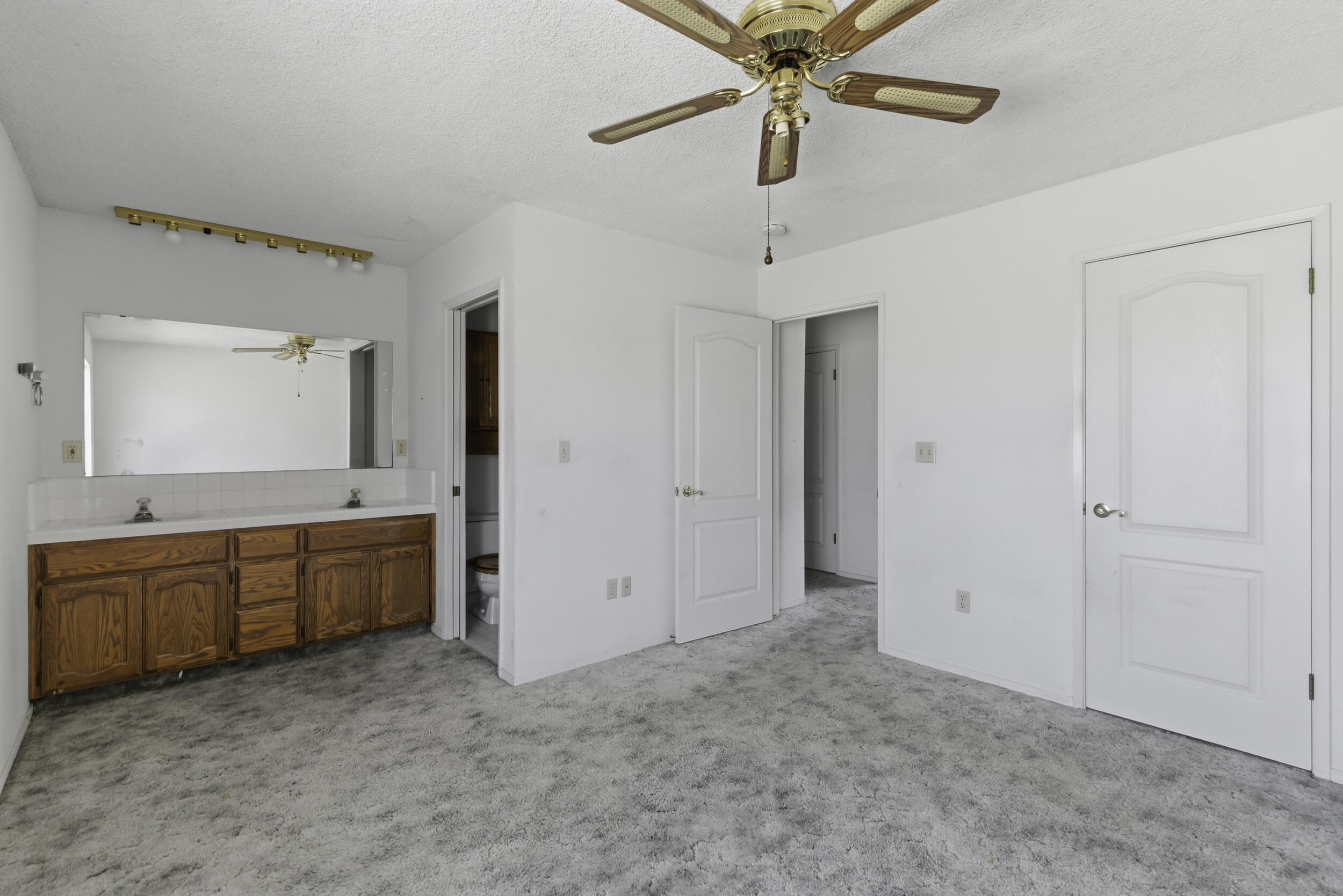 166 N Lyndsay Way, Dinuba, CA 93618