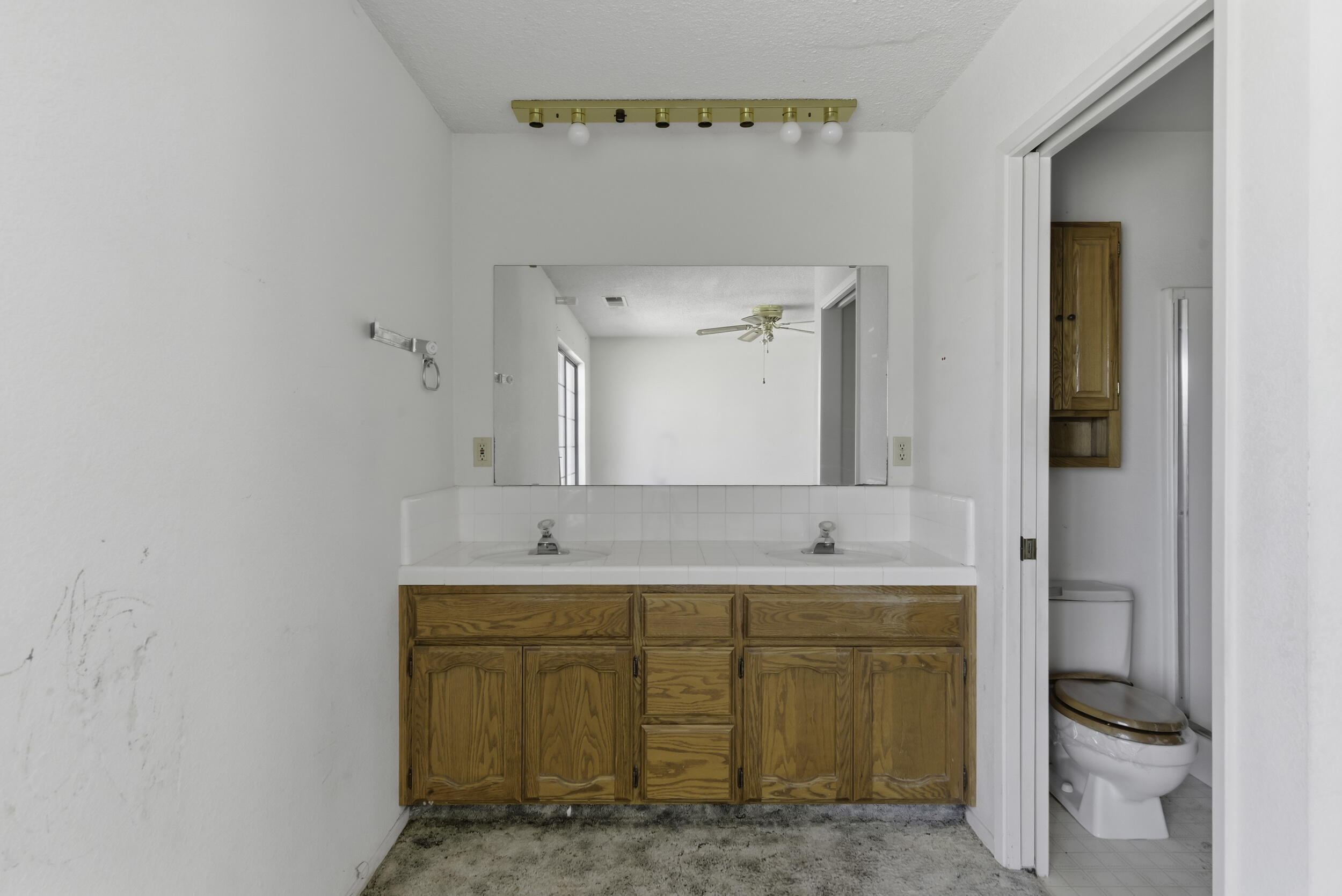 166 N Lyndsay Way, Dinuba, CA 93618