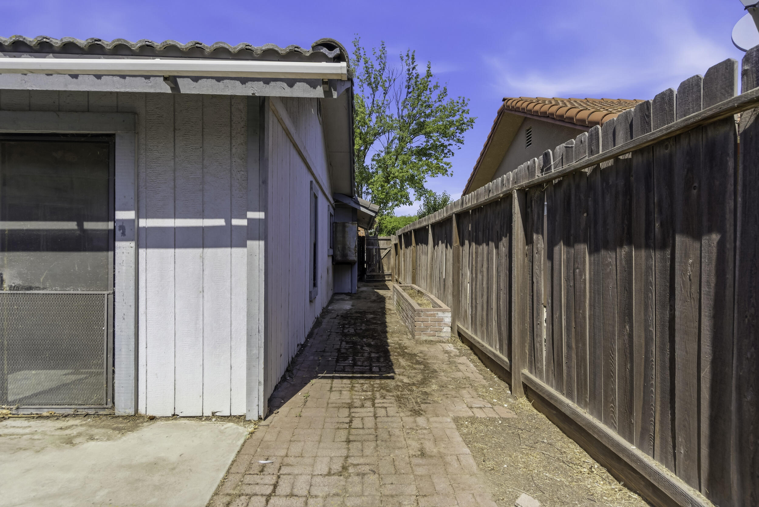166 N Lyndsay Way, Dinuba, CA 93618