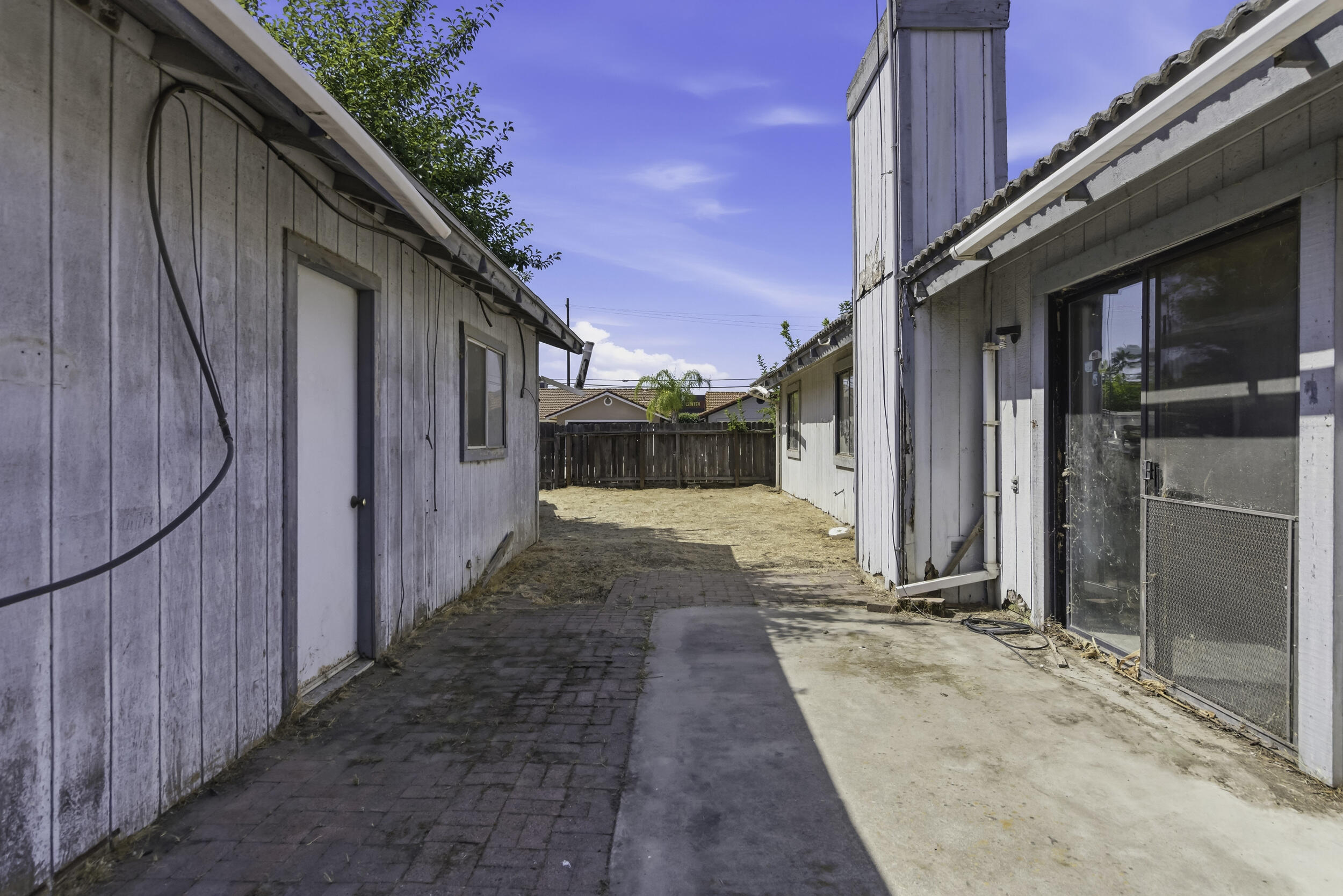 166 N Lyndsay Way, Dinuba, CA 93618