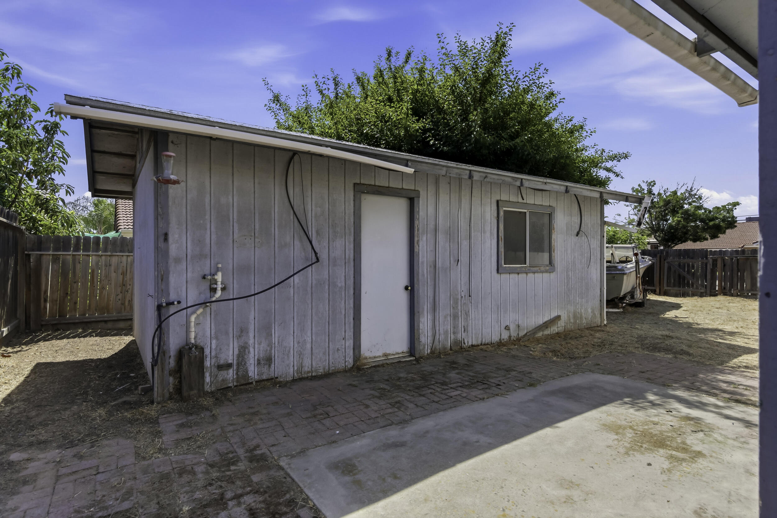 166 N Lyndsay Way, Dinuba, CA 93618