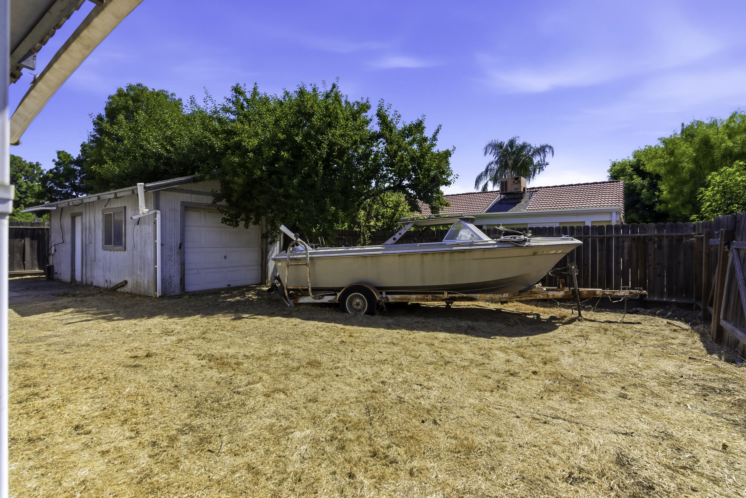 166 N Lyndsay Way, Dinuba, CA 93618