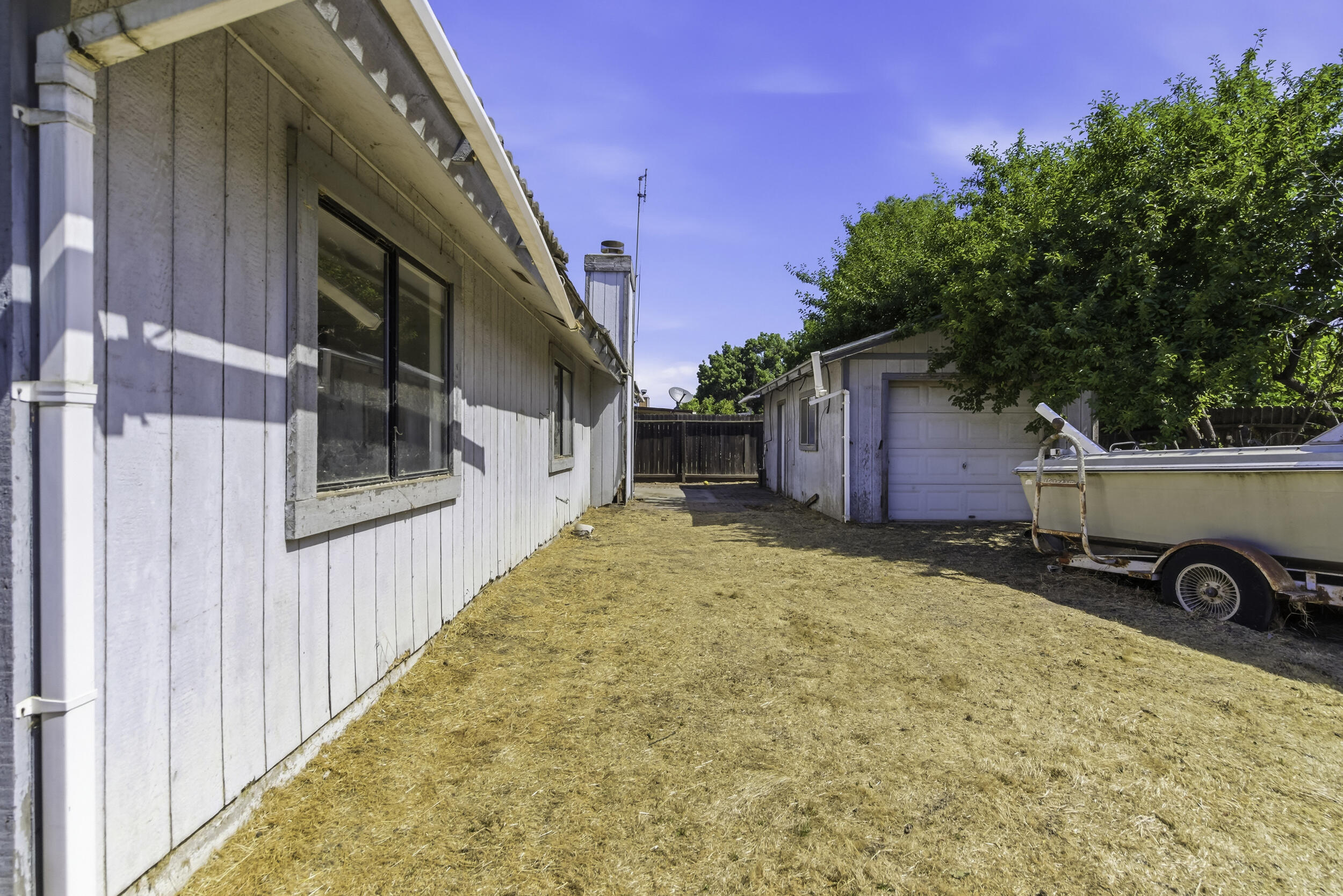 166 N Lyndsay Way, Dinuba, CA 93618