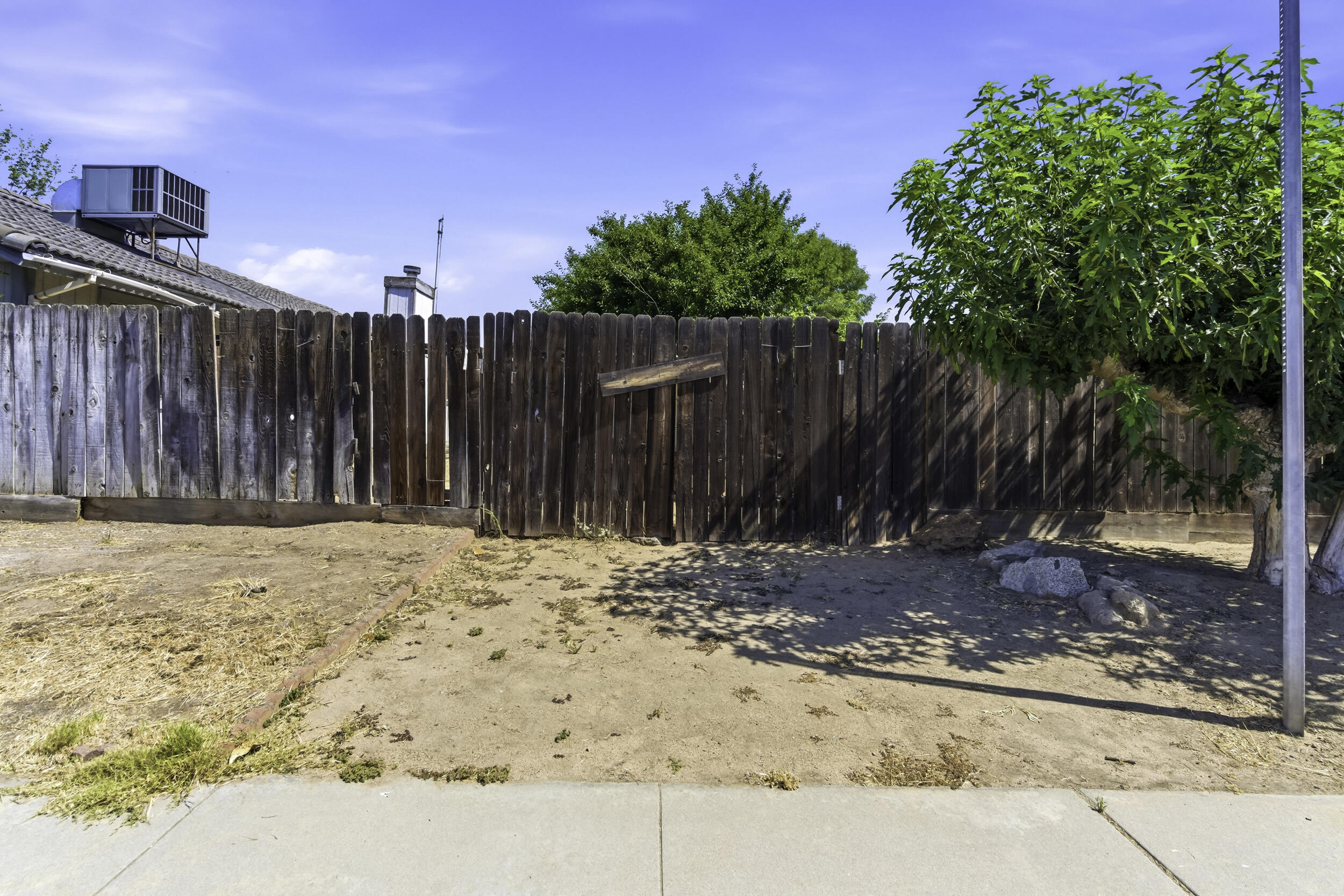 166 N Lyndsay Way, Dinuba, CA 93618