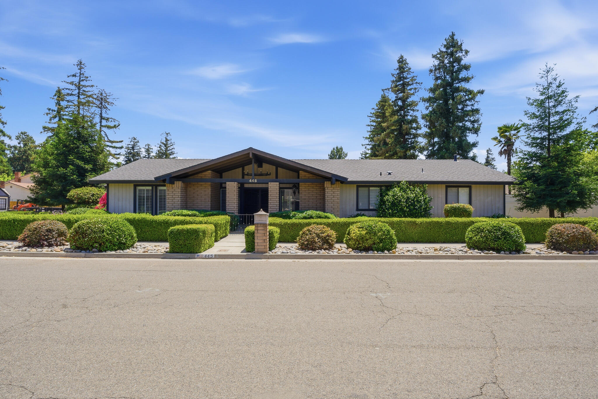 445 E Chevy Chase Dr, Tulare, CA 93274