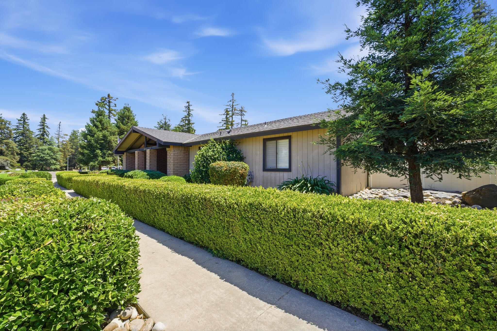 445 E Chevy Chase Dr, Tulare, CA 93274