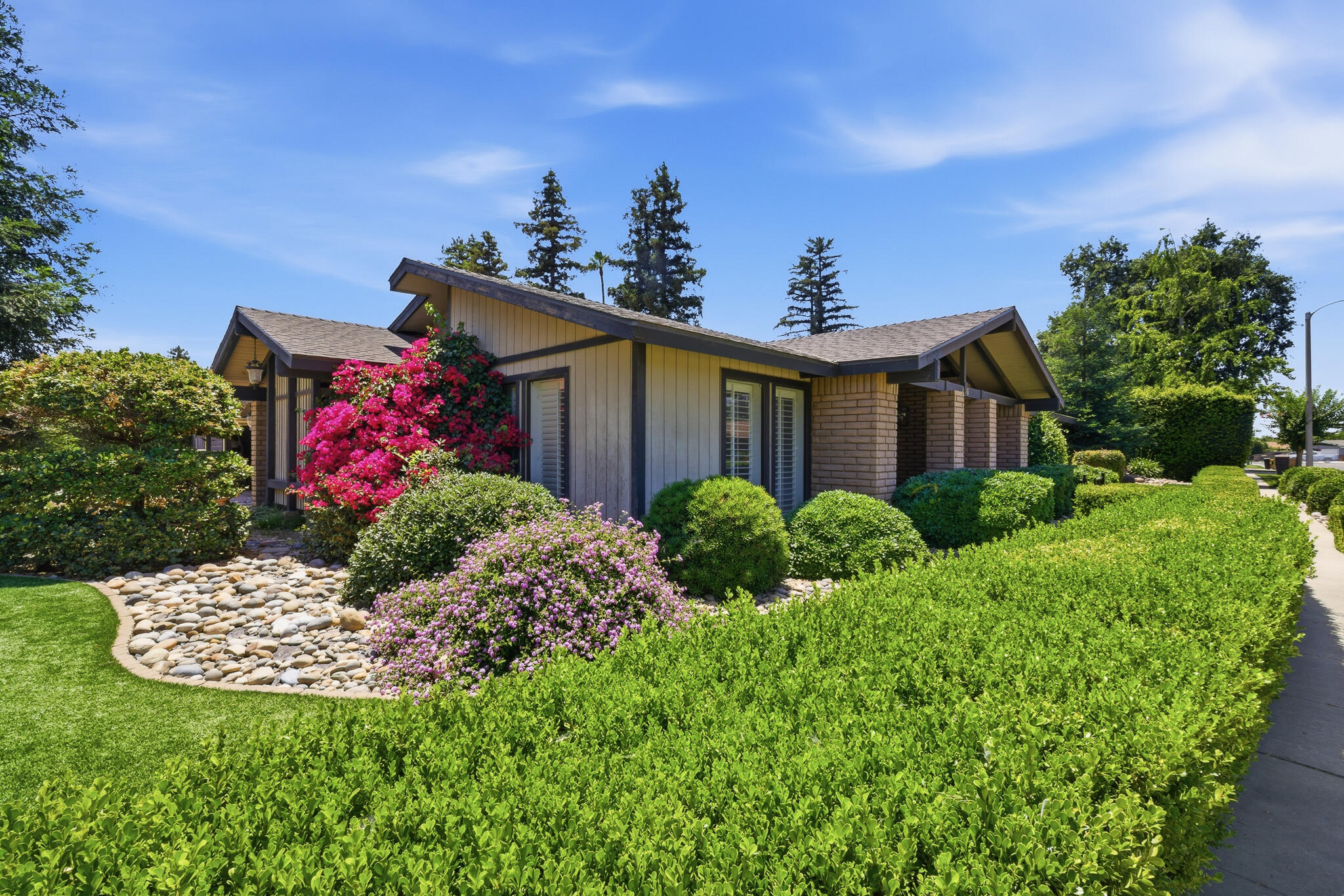 445 E Chevy Chase Dr, Tulare, CA 93274