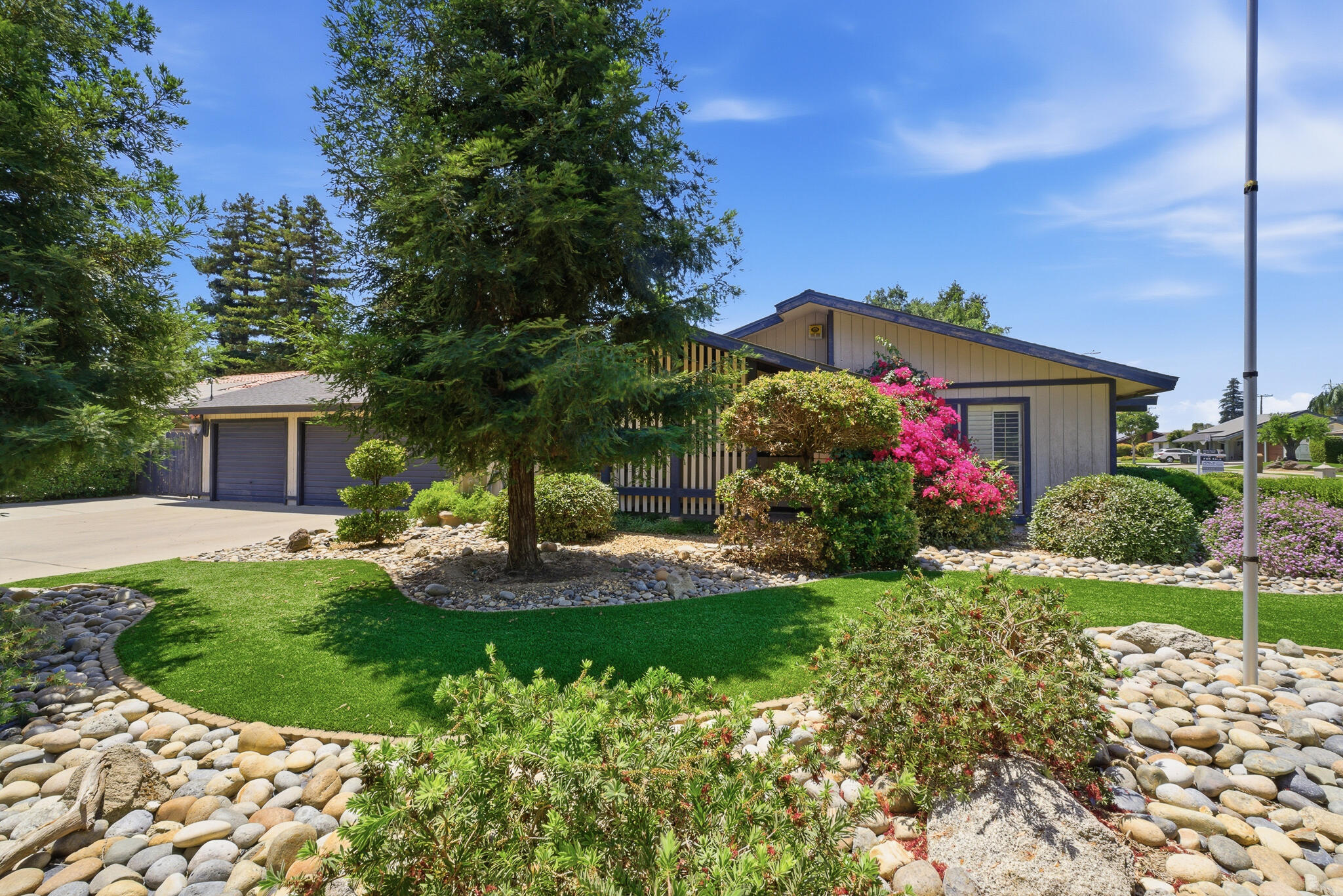 445 E Chevy Chase Dr, Tulare, CA 93274