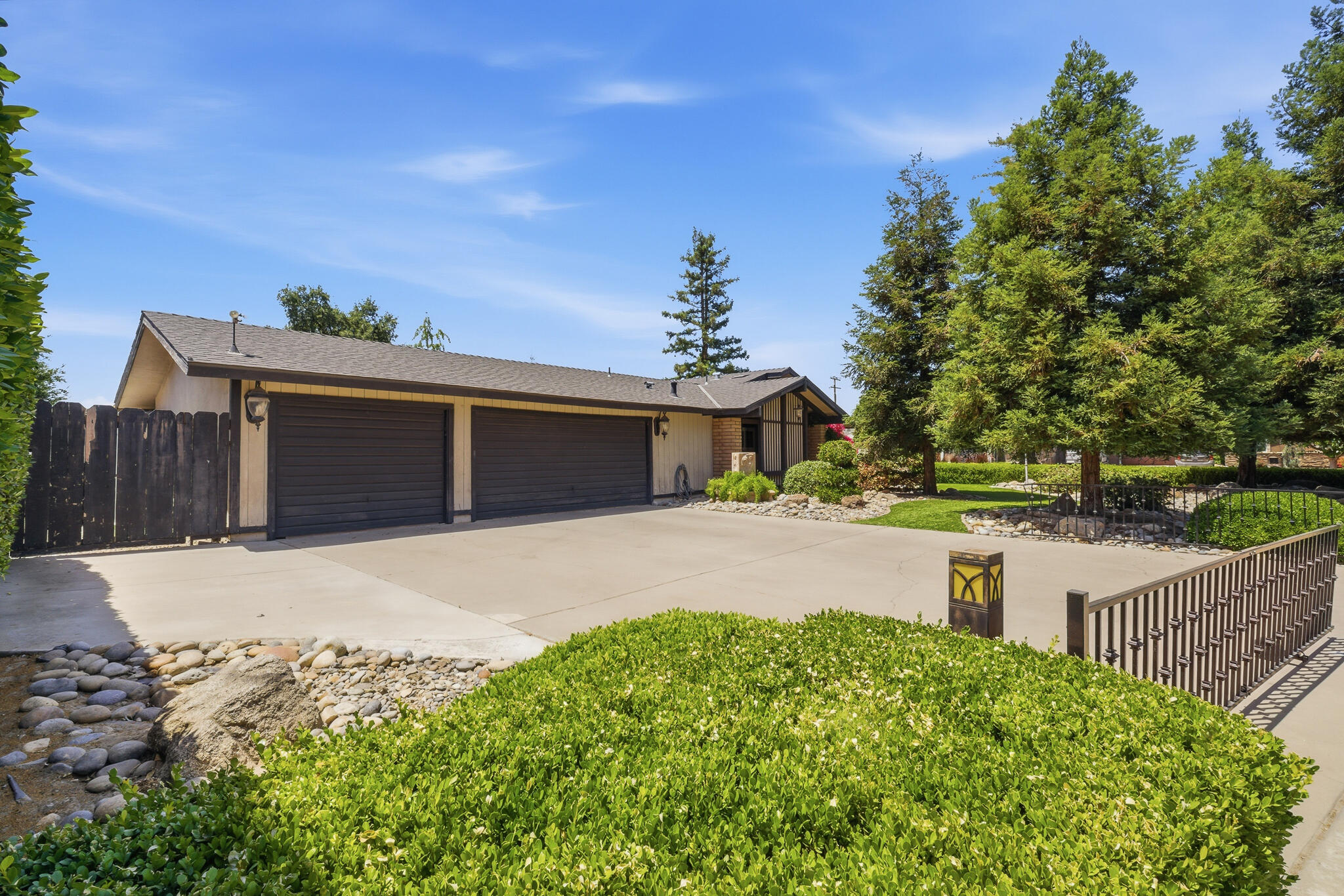 445 E Chevy Chase Dr, Tulare, CA 93274