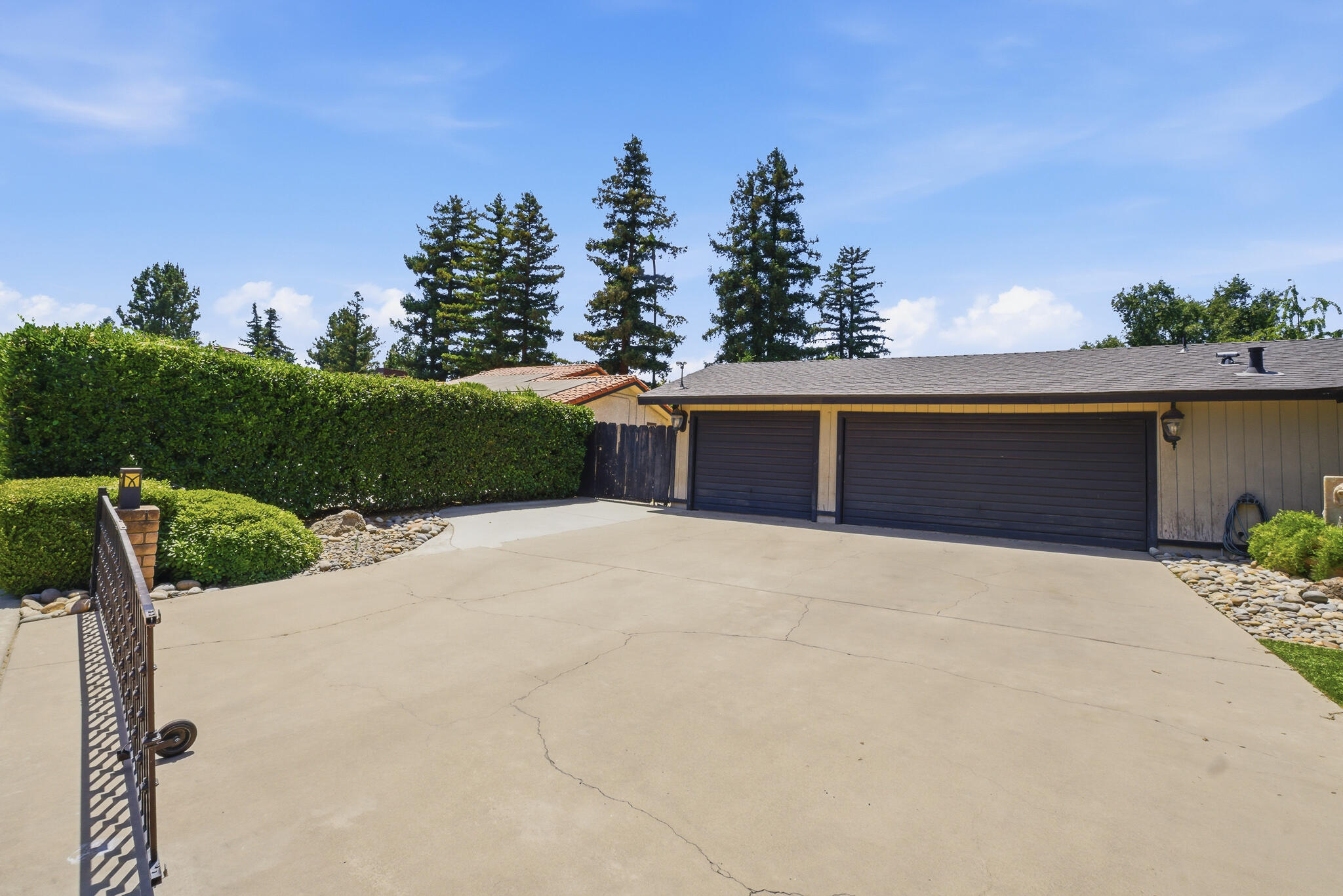 445 E Chevy Chase Dr, Tulare, CA 93274