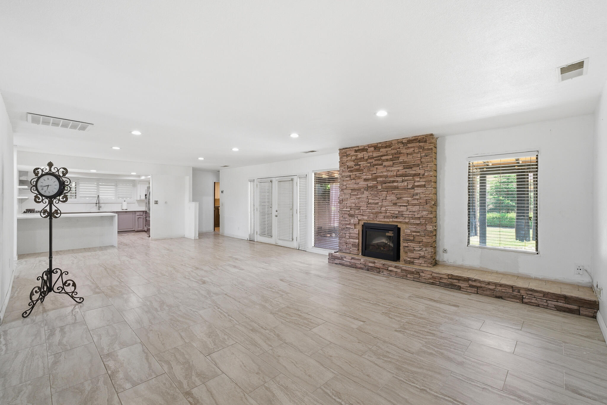 445 E Chevy Chase Dr, Tulare, CA 93274