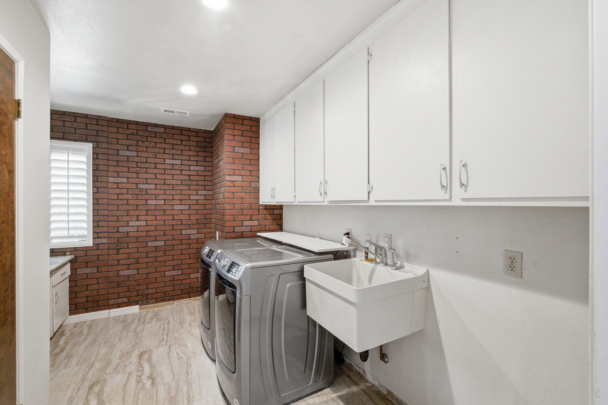445 E Chevy Chase Dr, Tulare, CA 93274