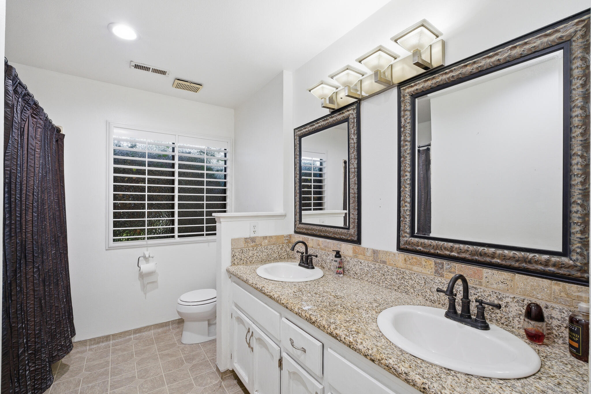 445 E Chevy Chase Dr, Tulare, CA 93274