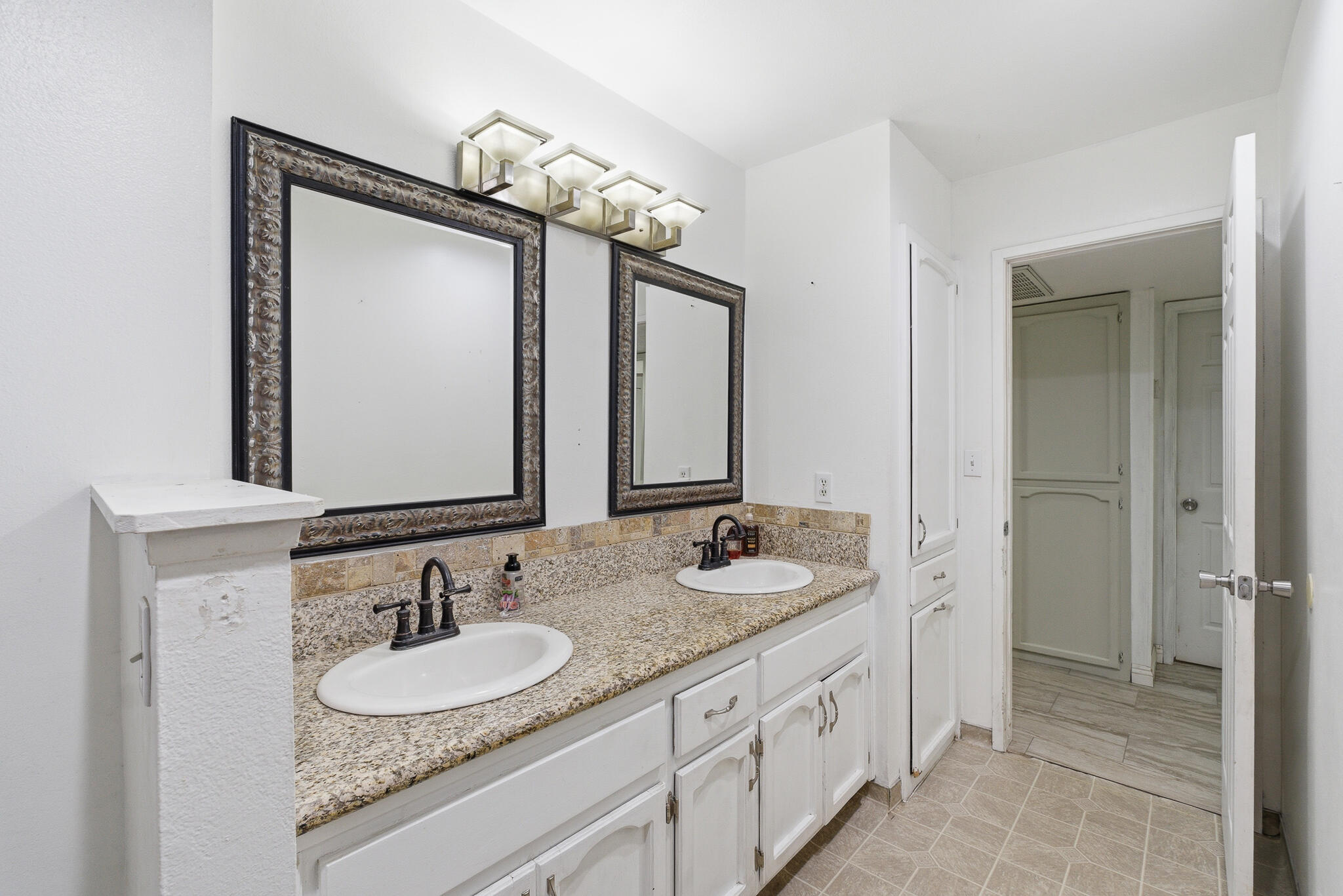 445 E Chevy Chase Dr, Tulare, CA 93274