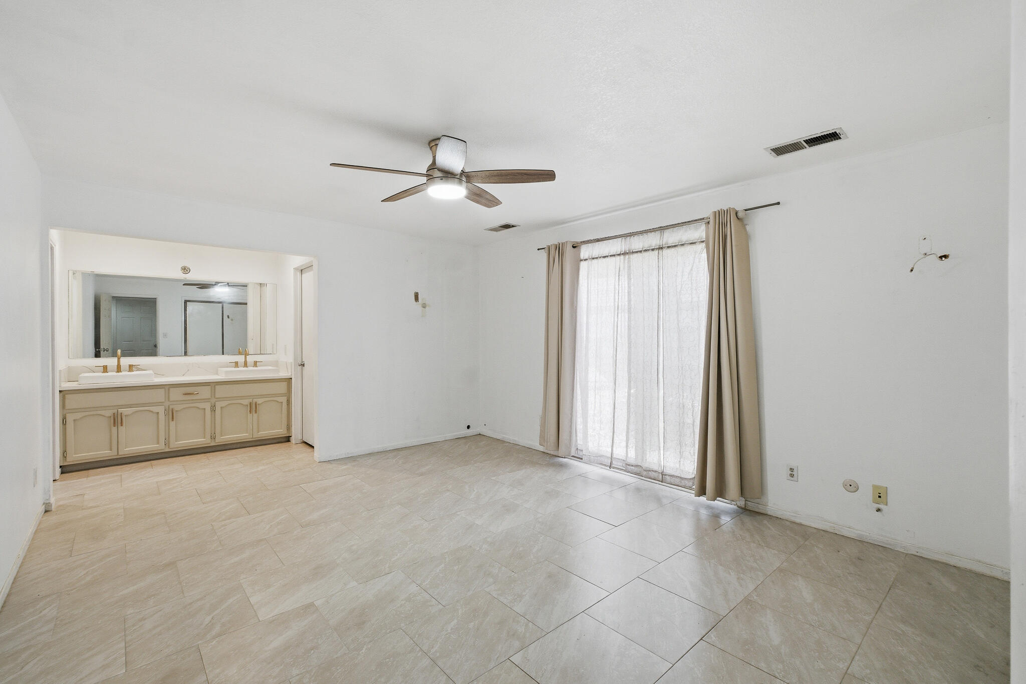 445 E Chevy Chase Dr, Tulare, CA 93274
