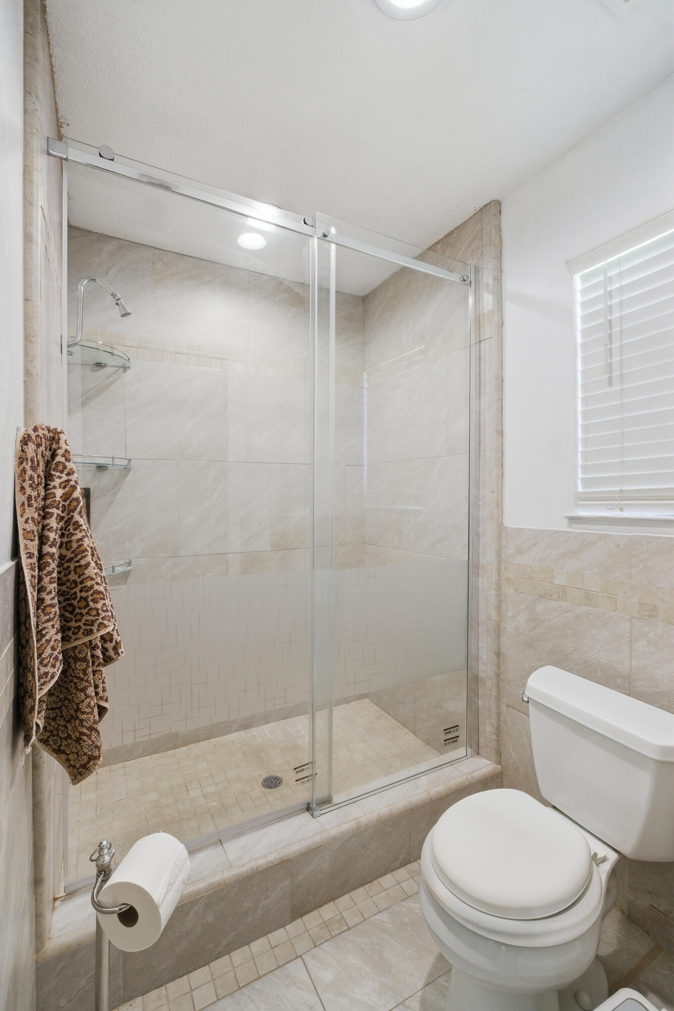 445 E Chevy Chase Dr, Tulare, CA 93274